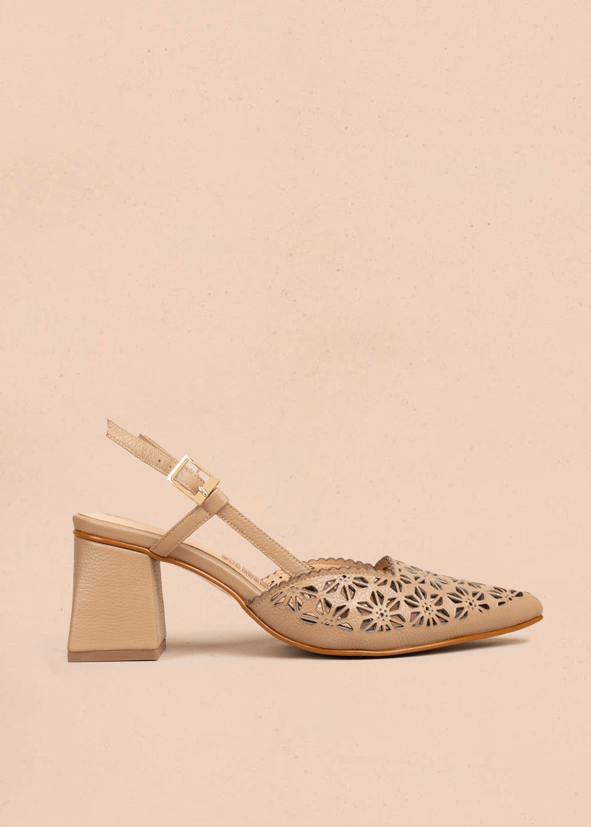 Tacones trabilla en cuero color arena con perforaciones florales 106512