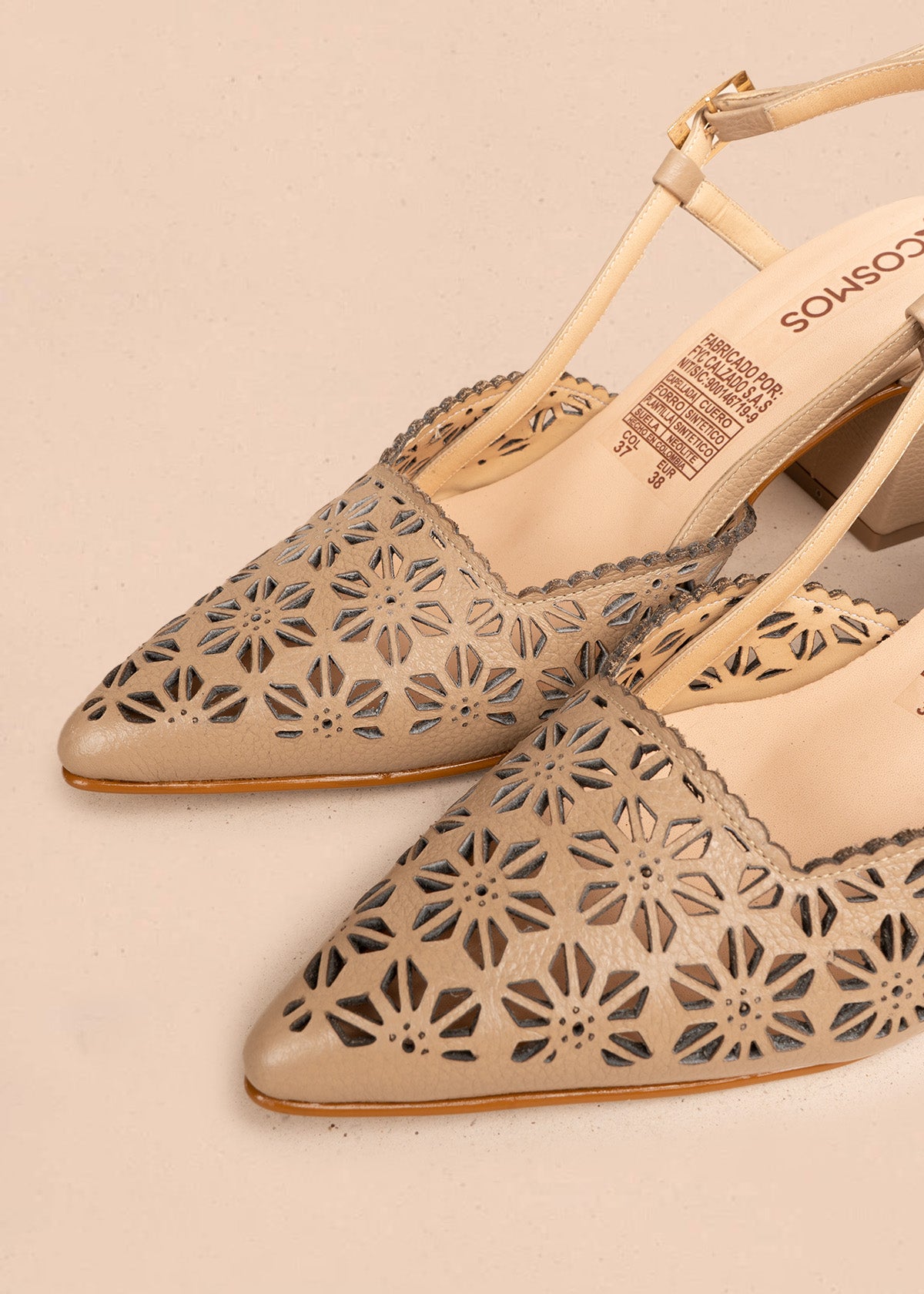 Tacones trabilla en cuero color arena con perforaciones florales 106512