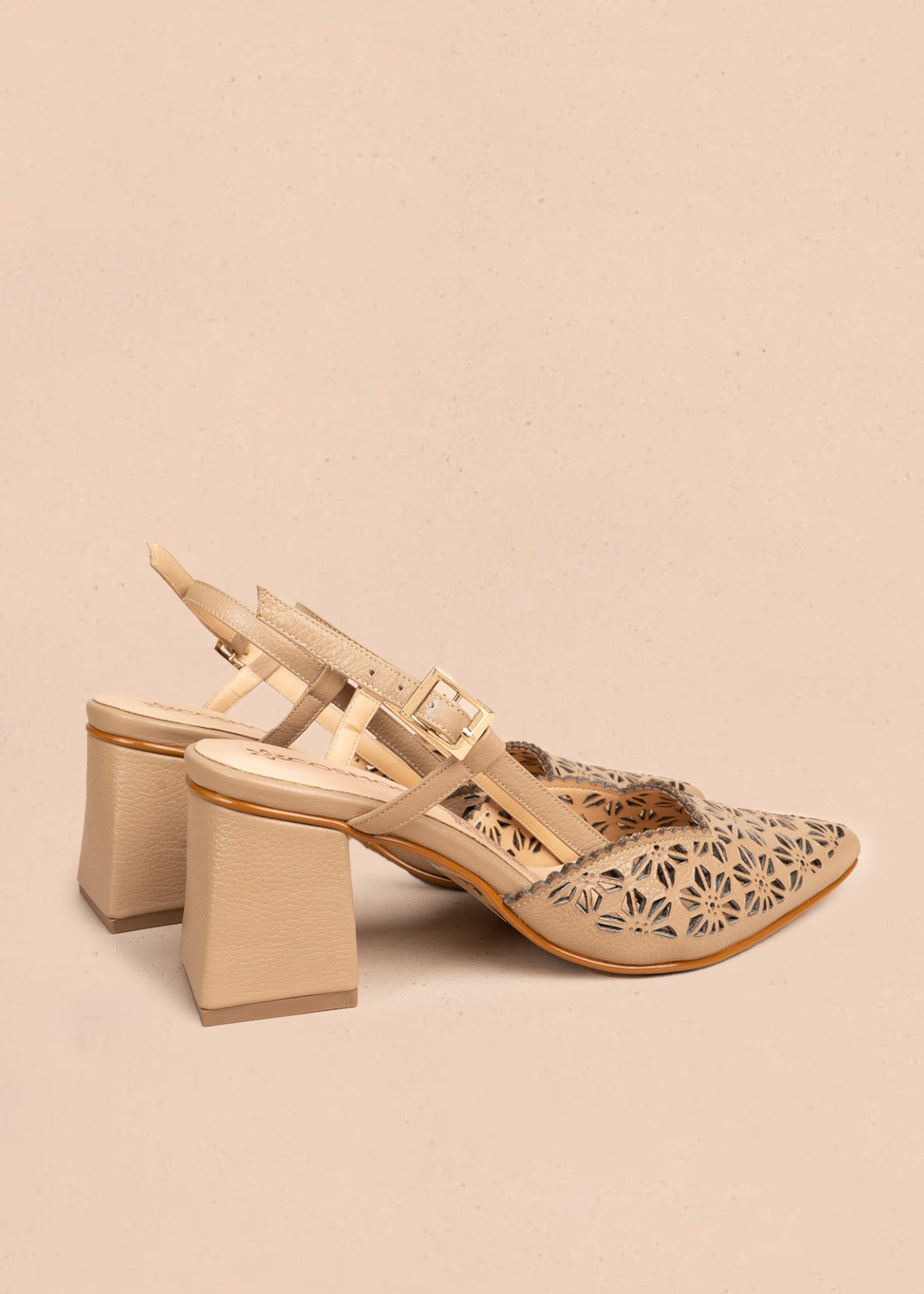 Tacones trabilla en cuero color arena con perforaciones florales 106512