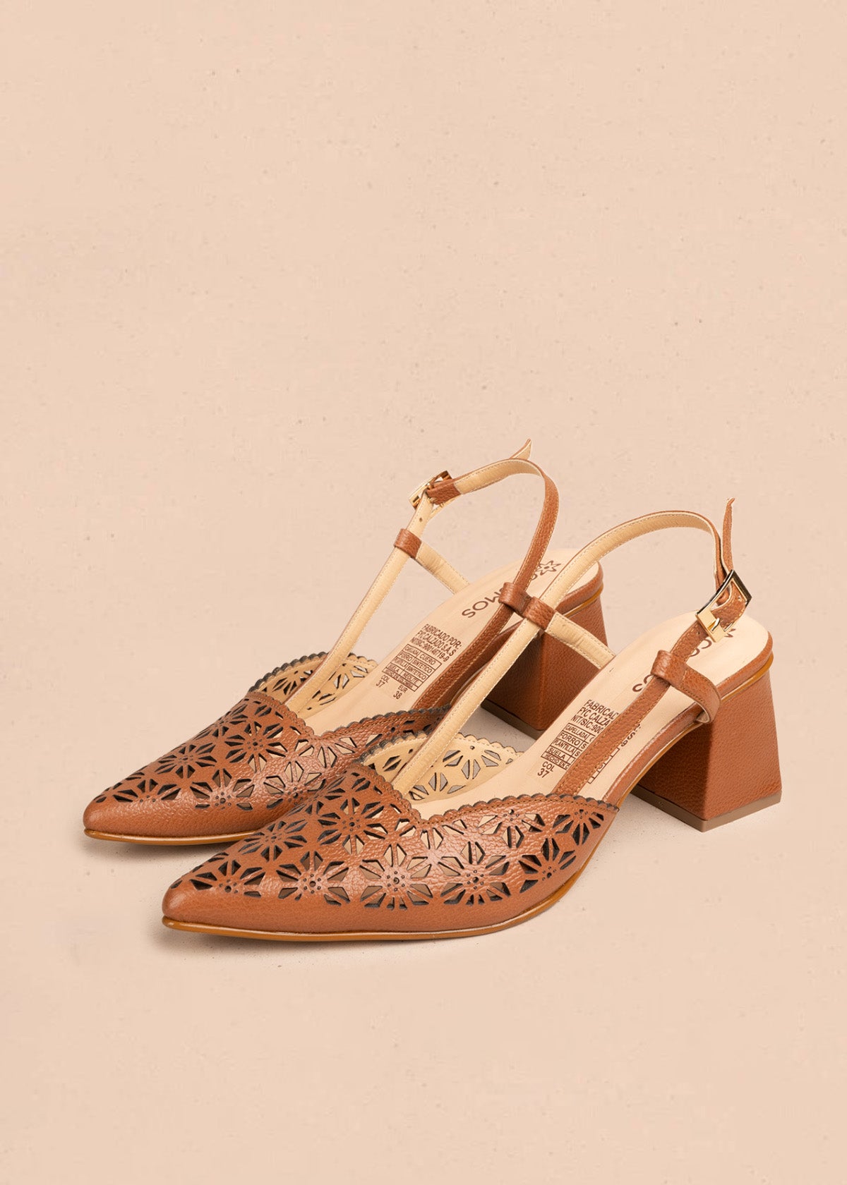 Tacones trabilla en cuero color miel con perforaciones florales 106512