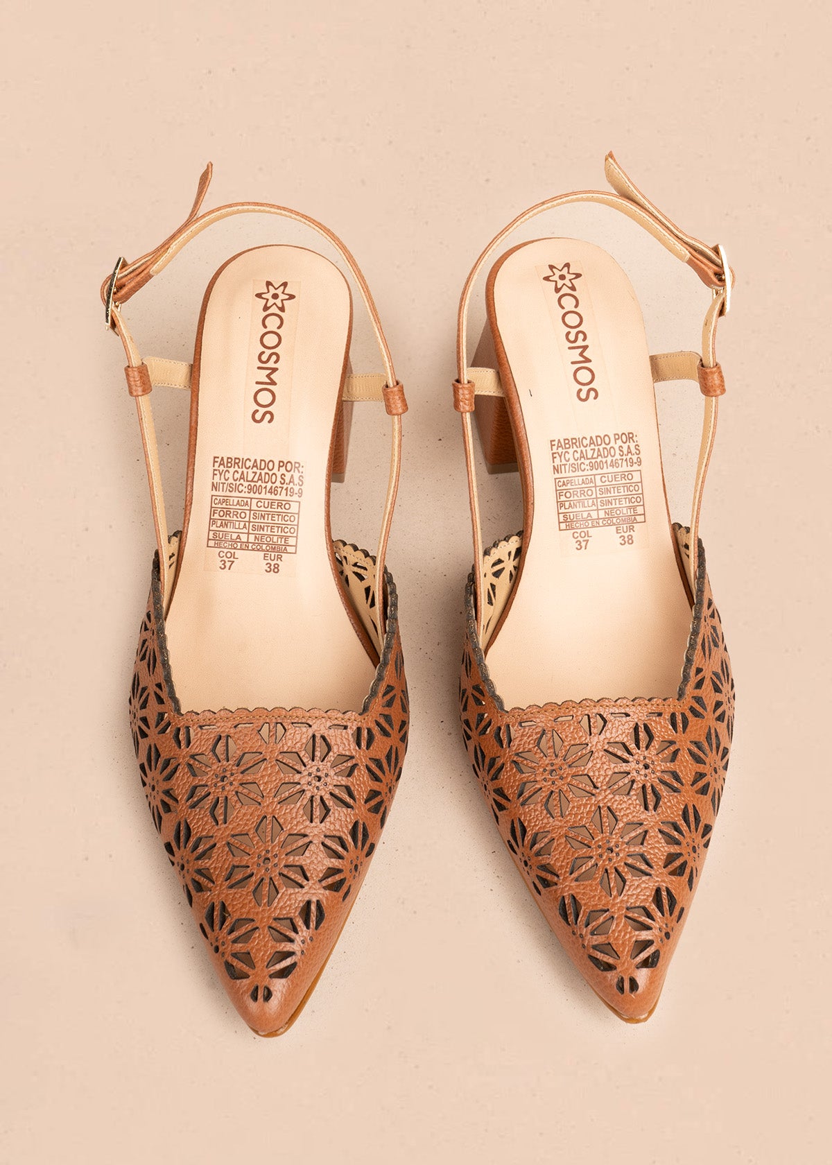 Tacones trabilla en cuero color miel con perforaciones florales 106512