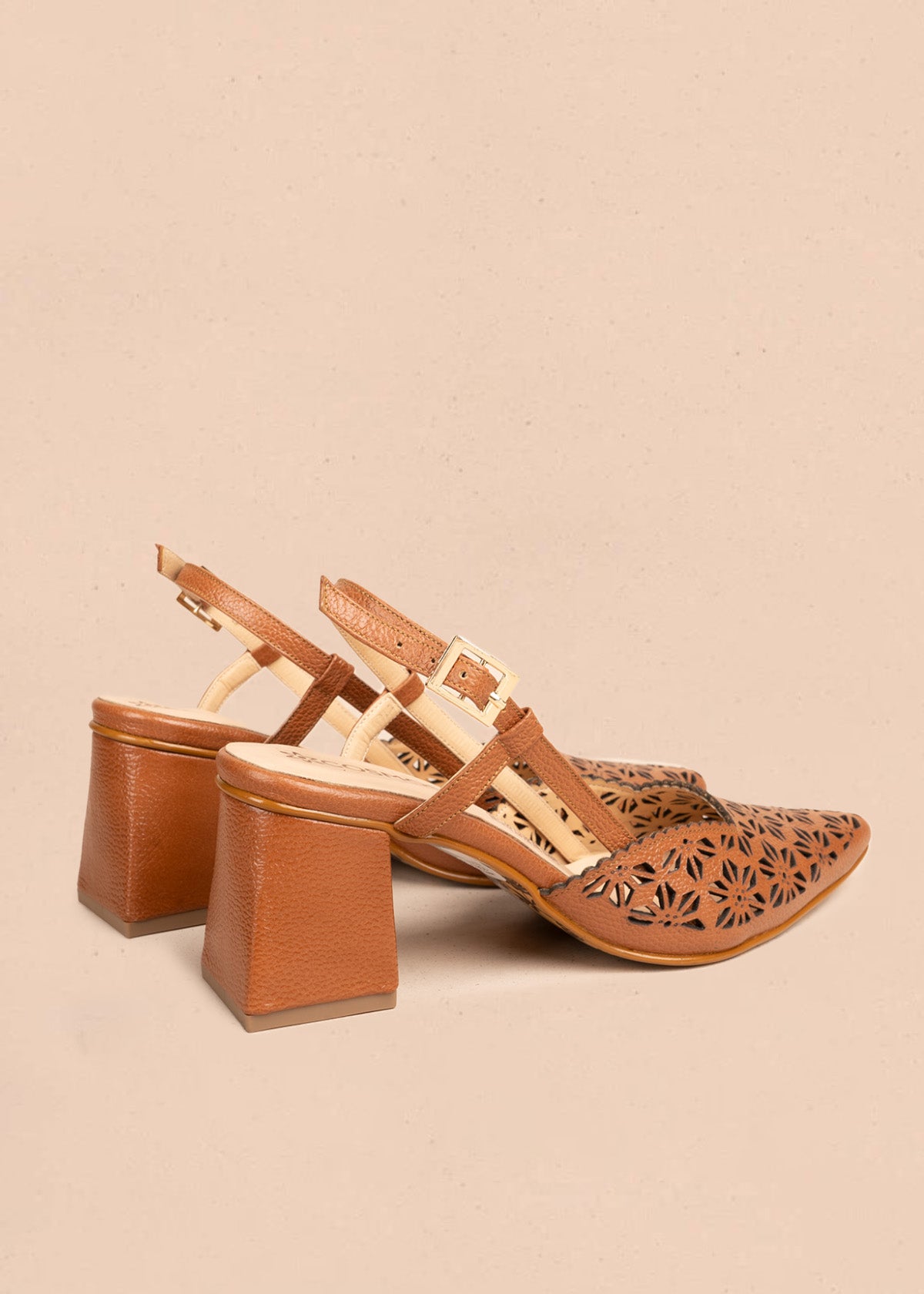 Tacones trabilla en cuero color miel con perforaciones florales 106512