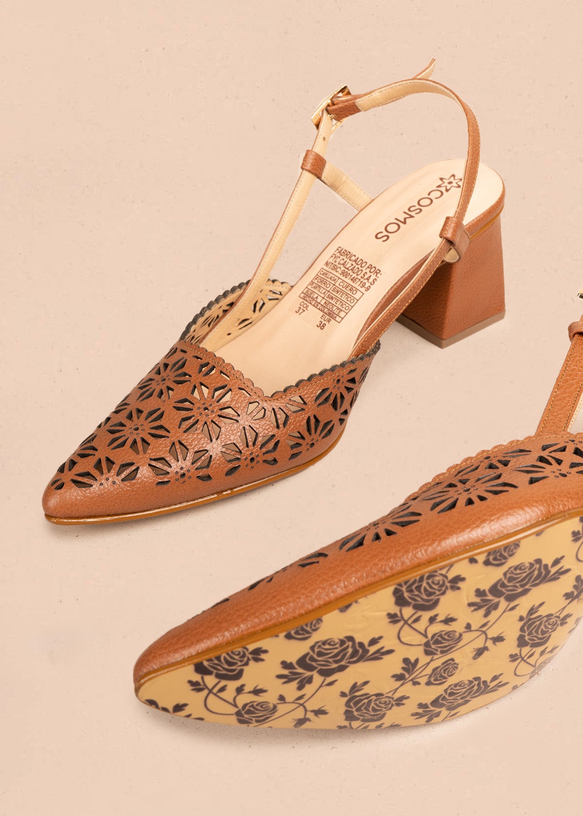 Tacones trabilla en cuero color miel con perforaciones florales 106512