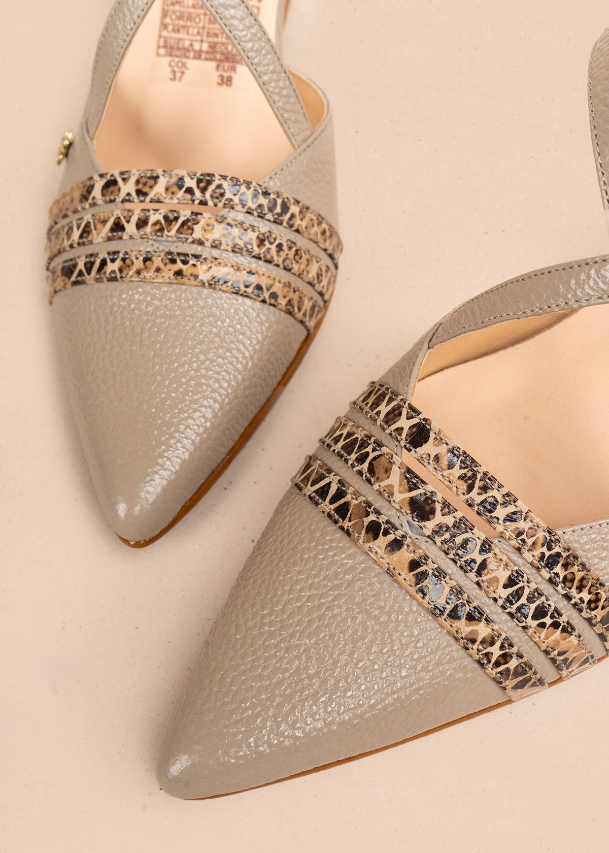 Tacón trabilla en cuero color taupe 106514