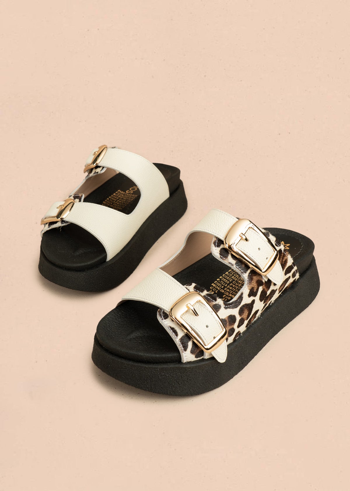 Sandalias planas de cuero color talco con detalle animal print 106515