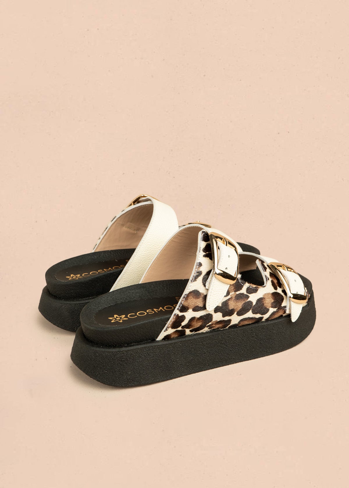 Sandalias planas de cuero color talco con detalle animal print 106515