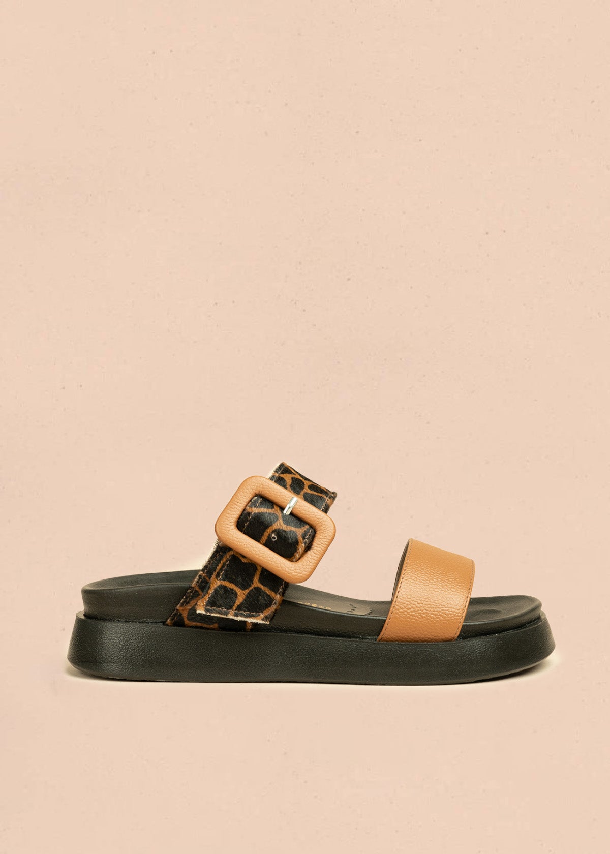 Sandalias en cuero color miel con detalles animal print 106516