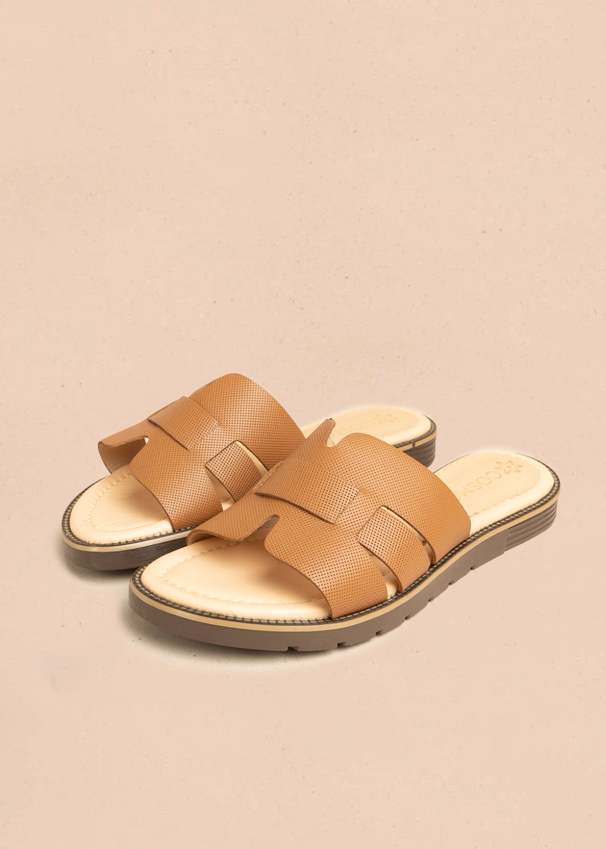 Sandalias planas en cuero color miel con textura microperforada 106517