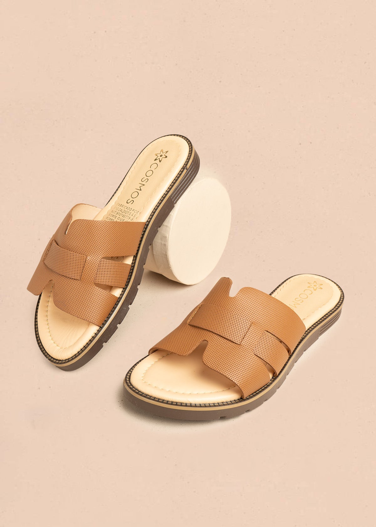 Sandalias planas en cuero color miel con textura microperforada 106517
