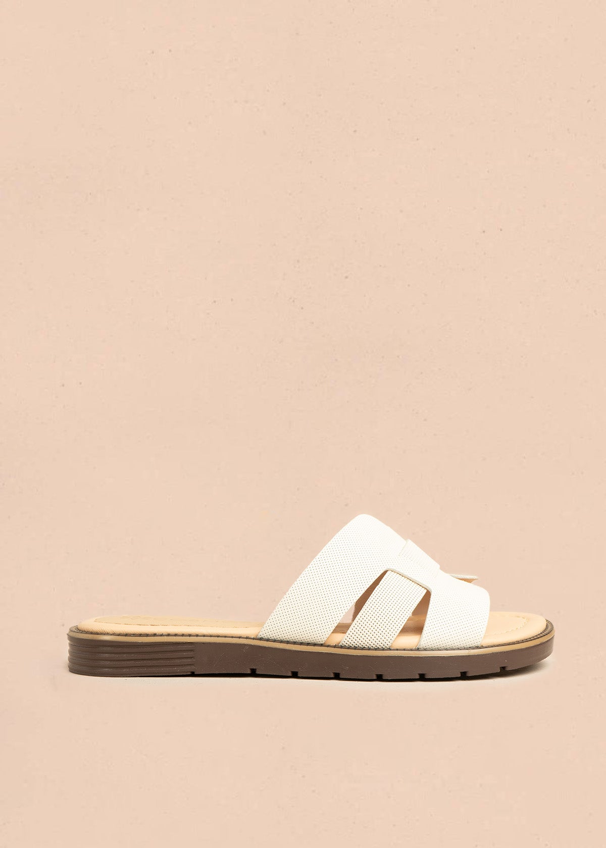Sandalias planas en cuero color talco con textura microperforada 106517