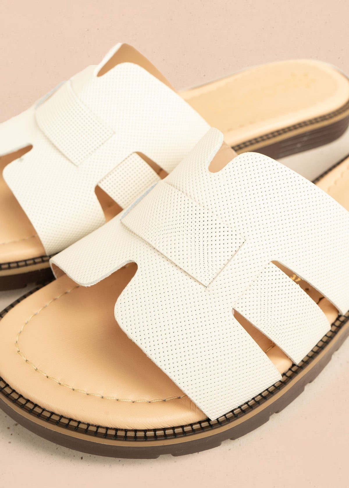 Sandalias planas en cuero color talco con textura microperforada 106517