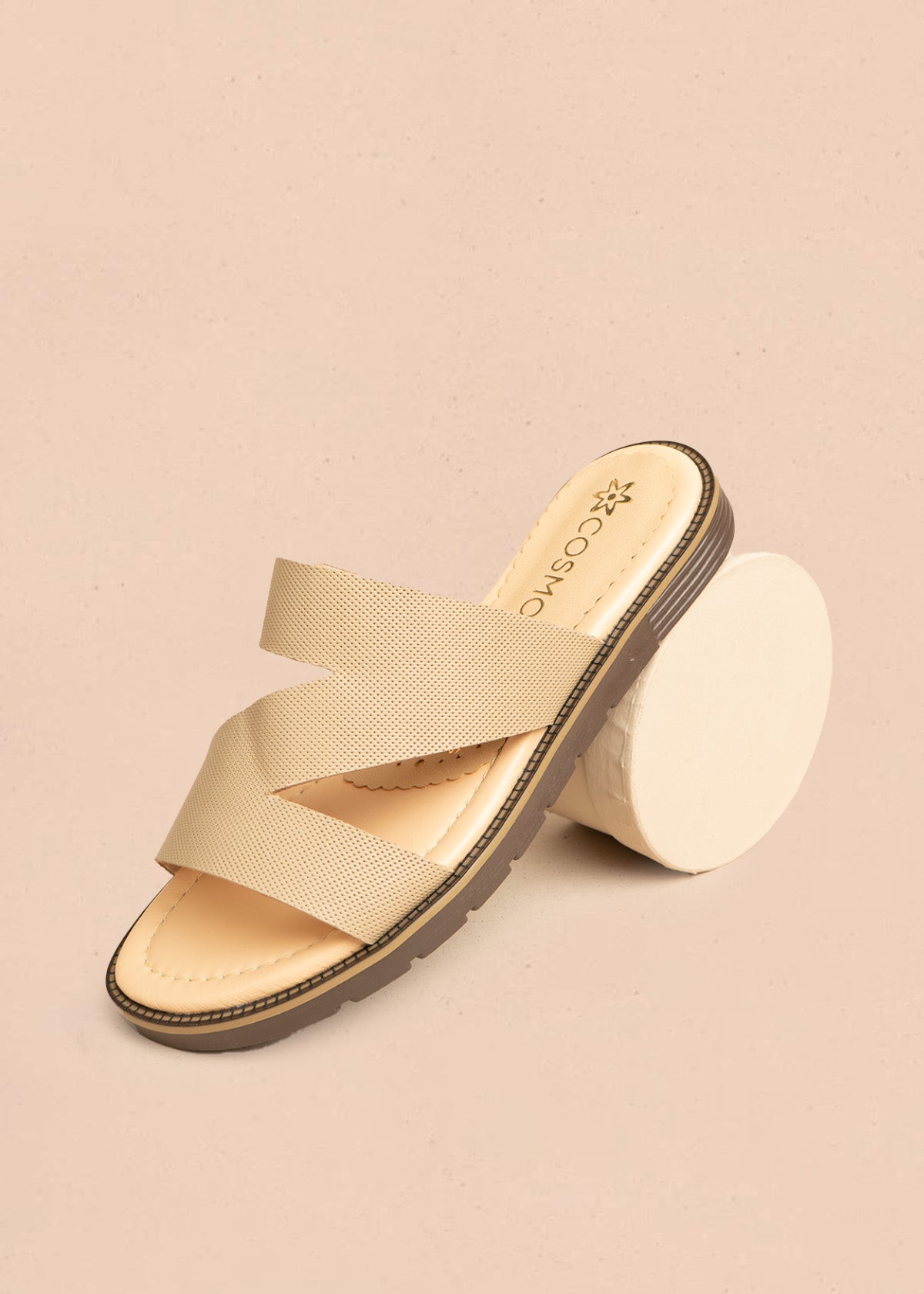 Sandalias planas de cuero color camel textura microperforada 106518