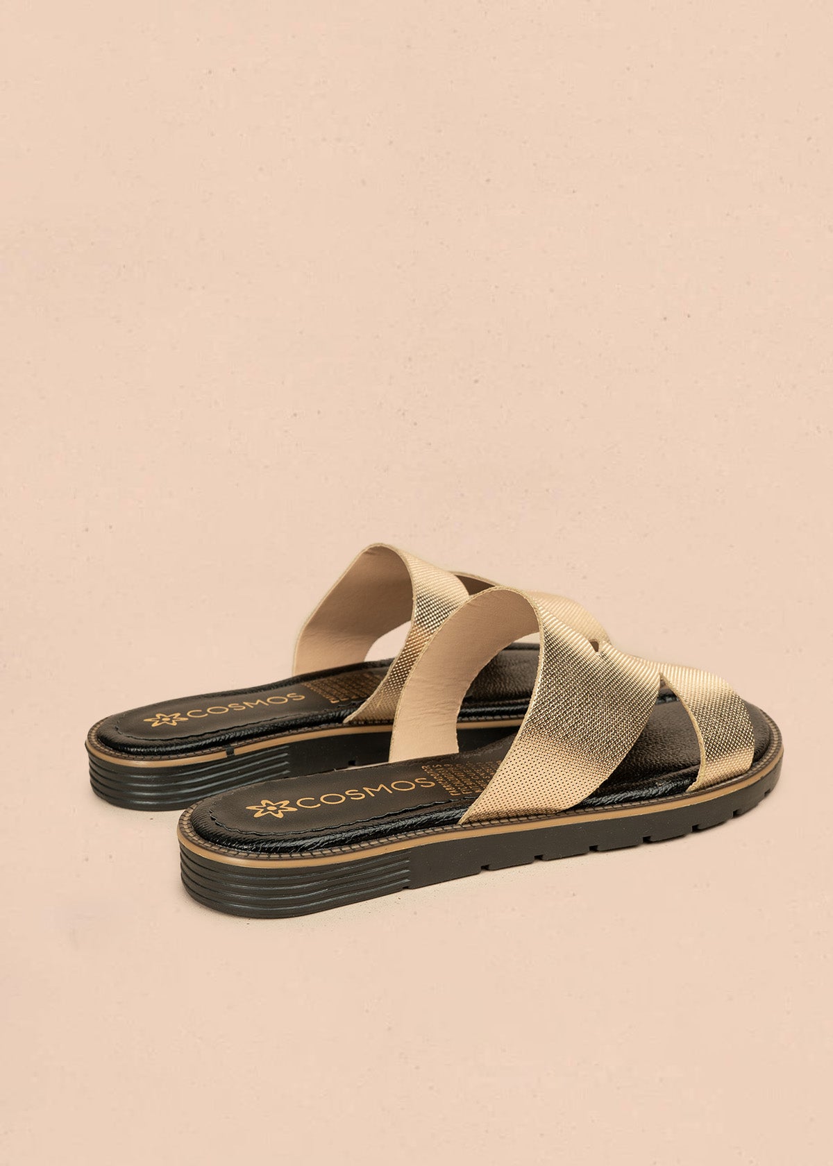 Sandalias planas de cuero color dorado textura microperforada 106518