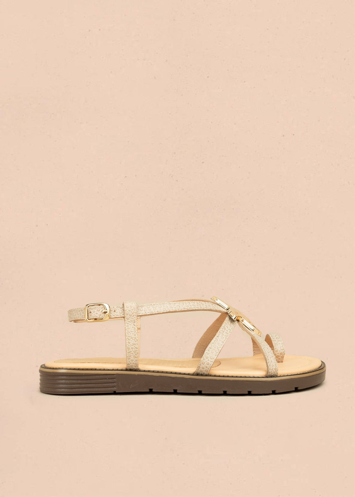 Sandalias planas color blanco con detalle de estrella marina metálica 106519