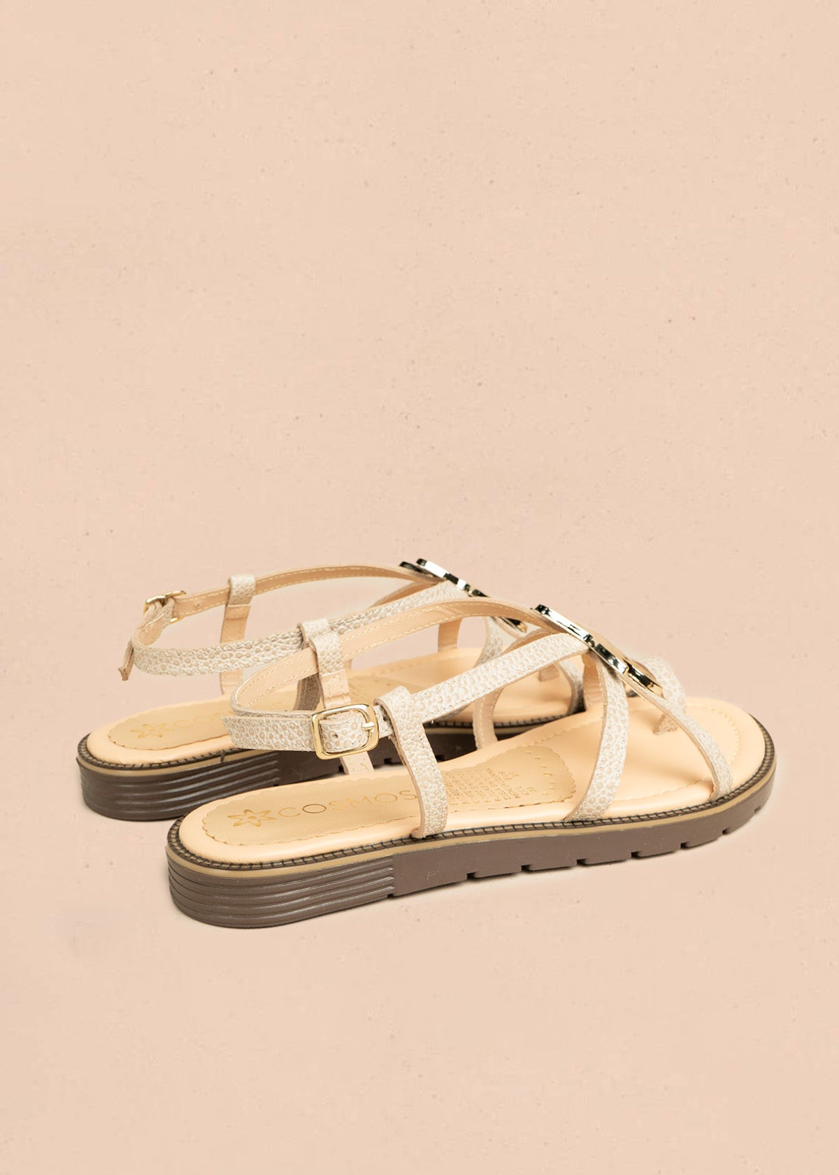 Sandalias planas color blanco con detalle de estrella marina metálica 106519