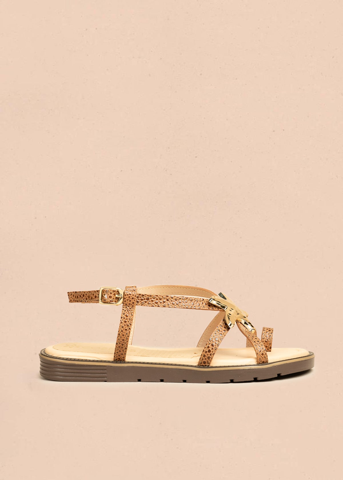 Sandalias planas color miel con detalle de estrella marina metálica 106519