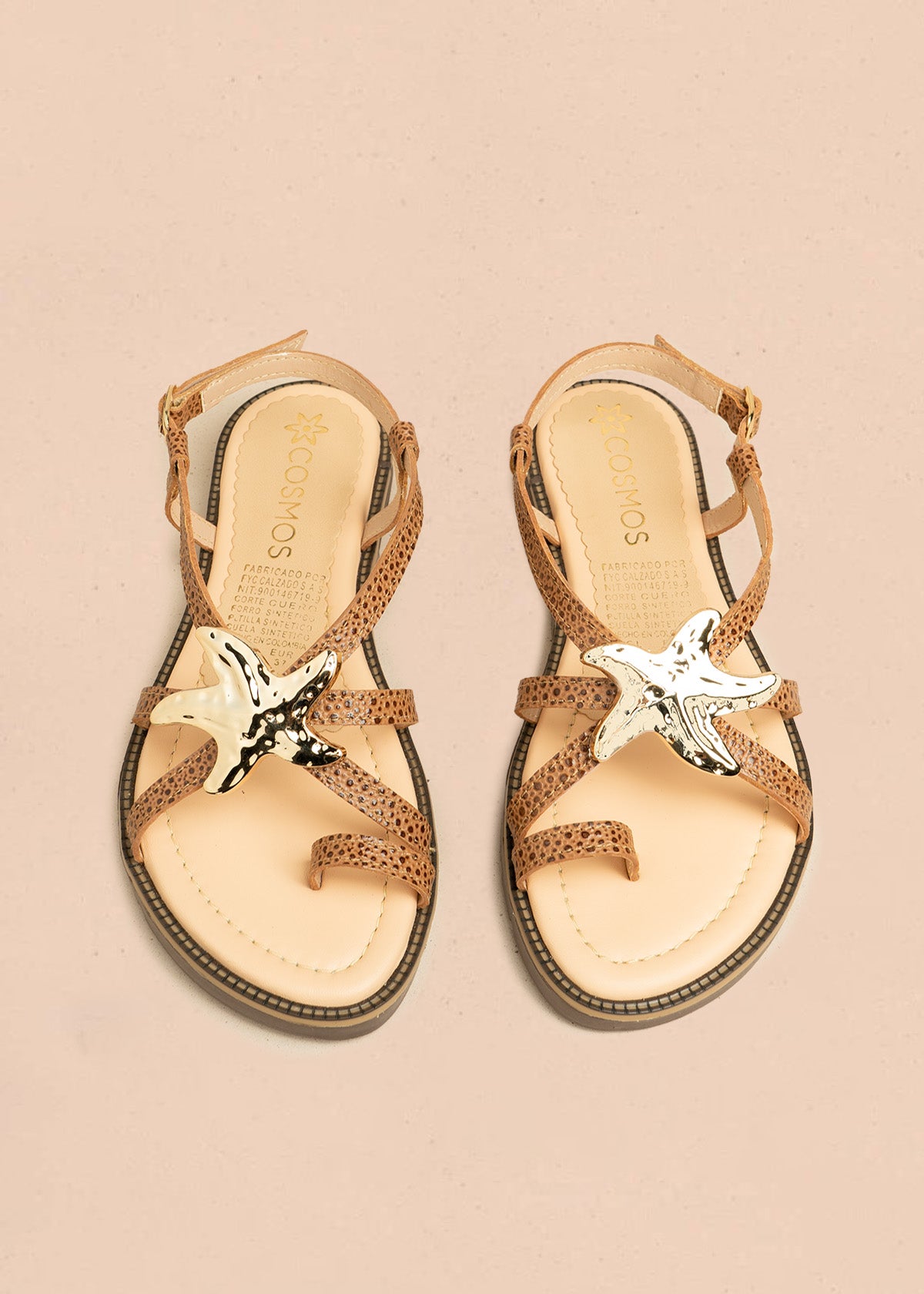 Sandalias planas color miel con detalle de estrella marina metálica 106519