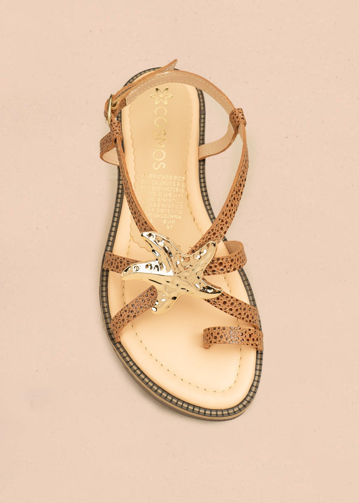 Sandalias planas color miel con detalle de estrella marina metálica 106519