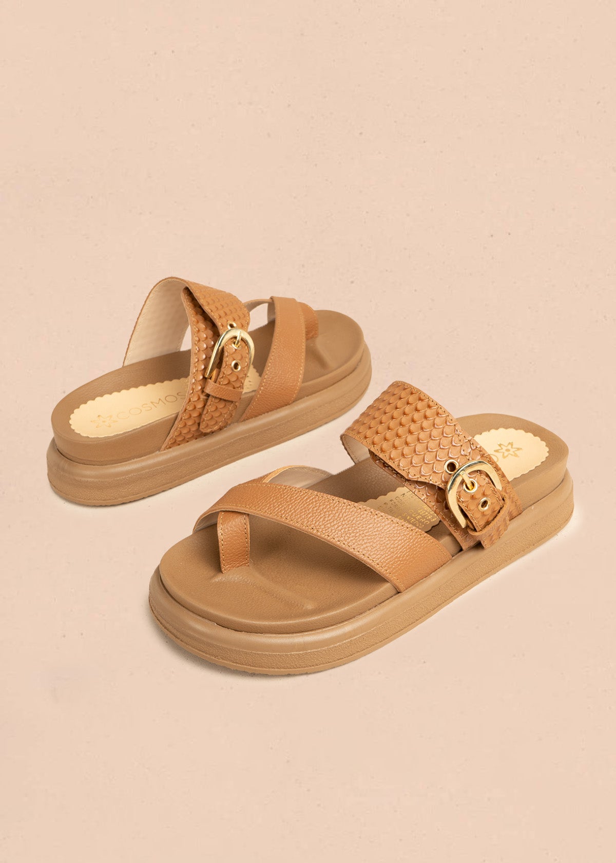 Sandalias planas en cuero color miel con textura croco 106521