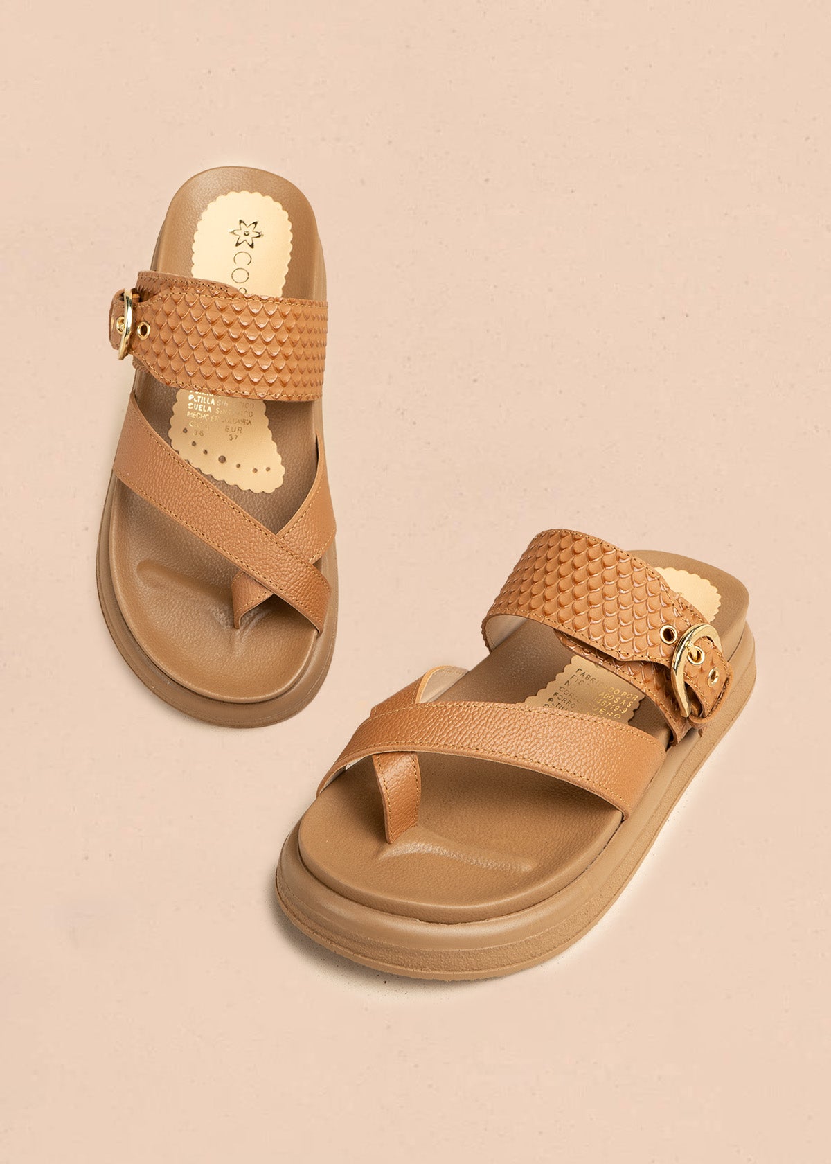 Sandalias planas en cuero color miel con textura croco 106521