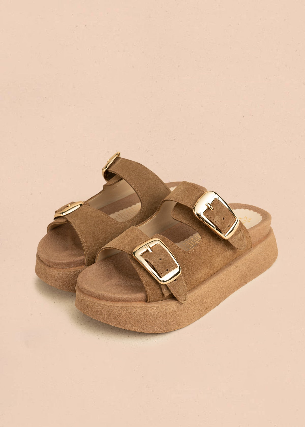 Sandalias planas de cuero carnaza color miel con doble hebilla 106522