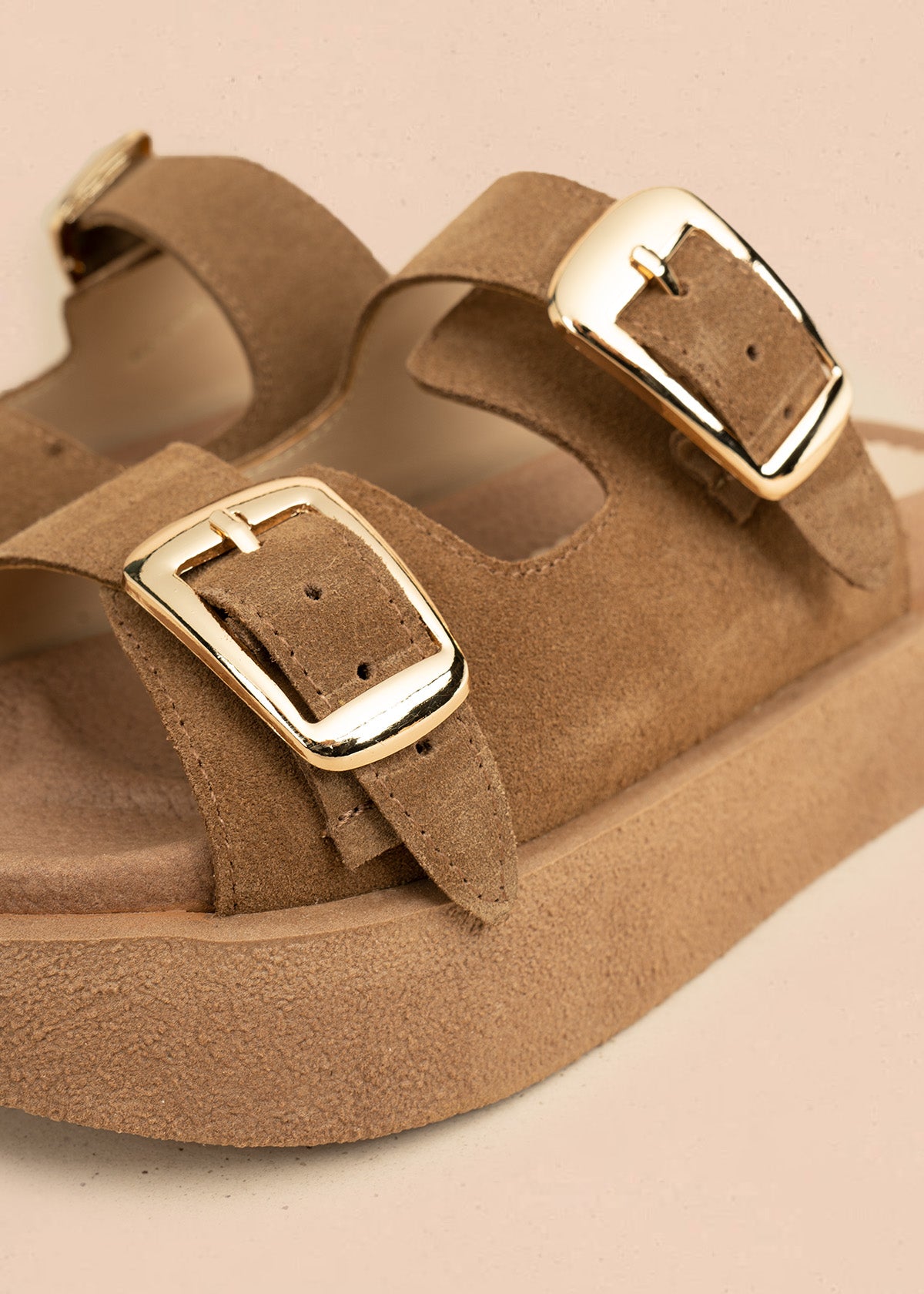 Sandalias planas de cuero carnaza color miel con doble hebilla 106522