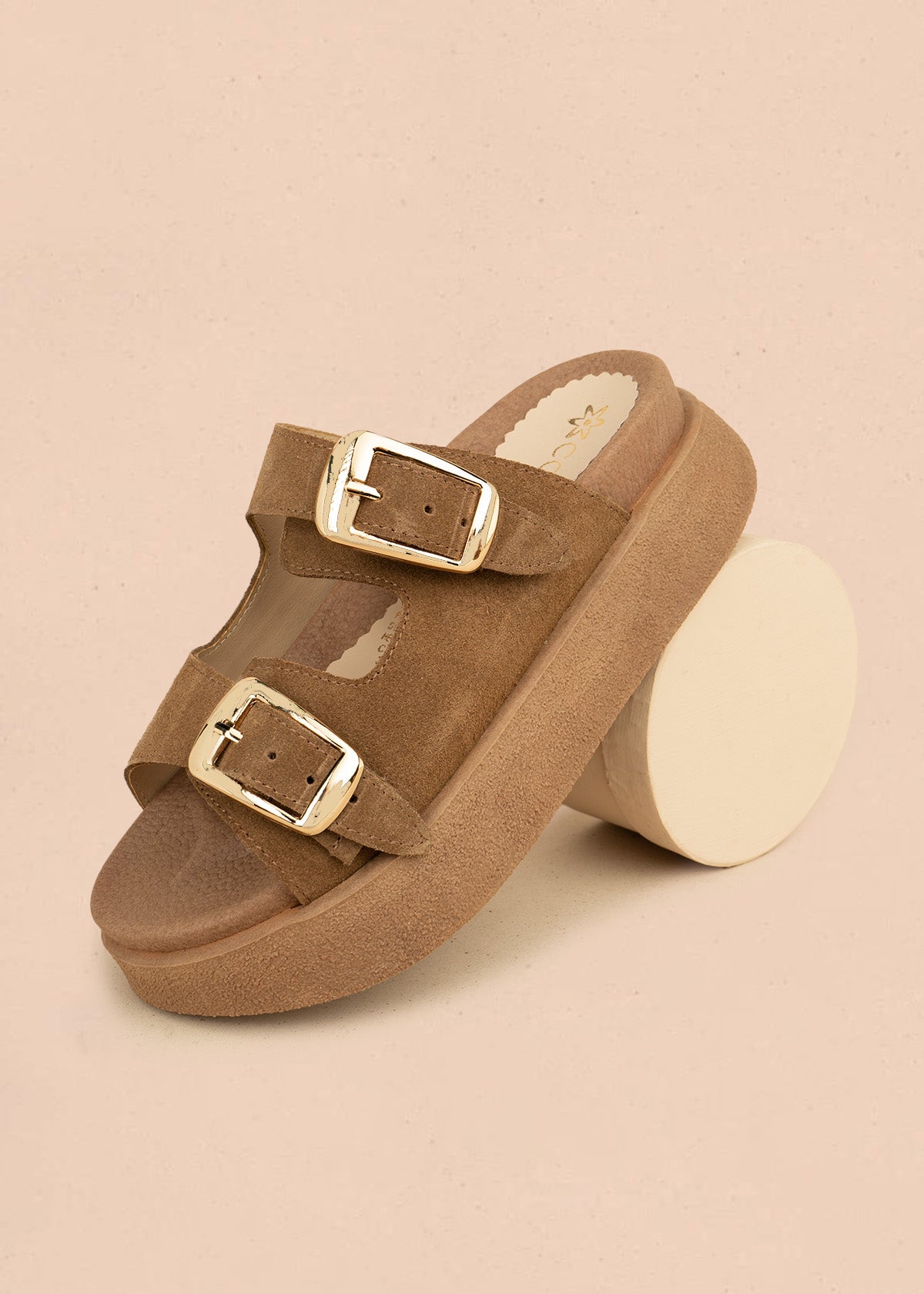 Sandalias planas de cuero carnaza color miel con doble hebilla 106522