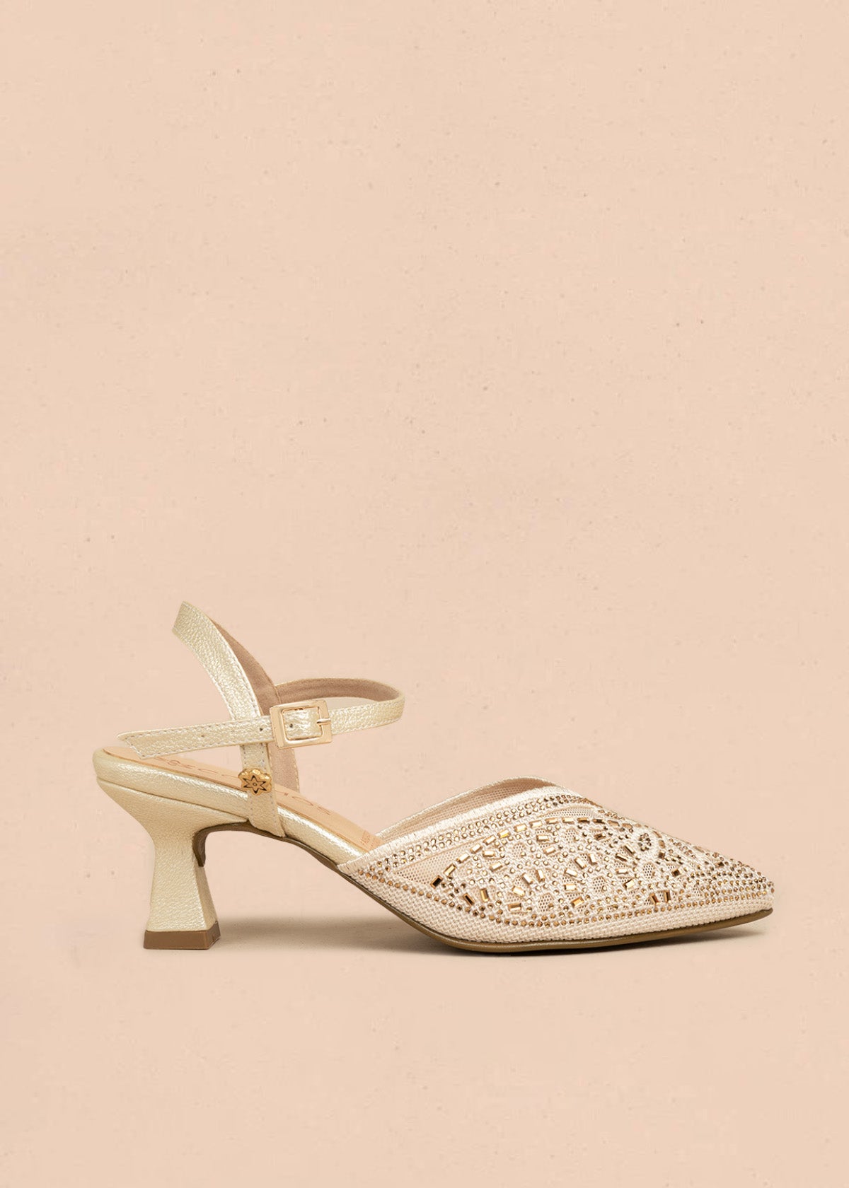 Tacones trabilla color dorado con piedras decorativas 106524