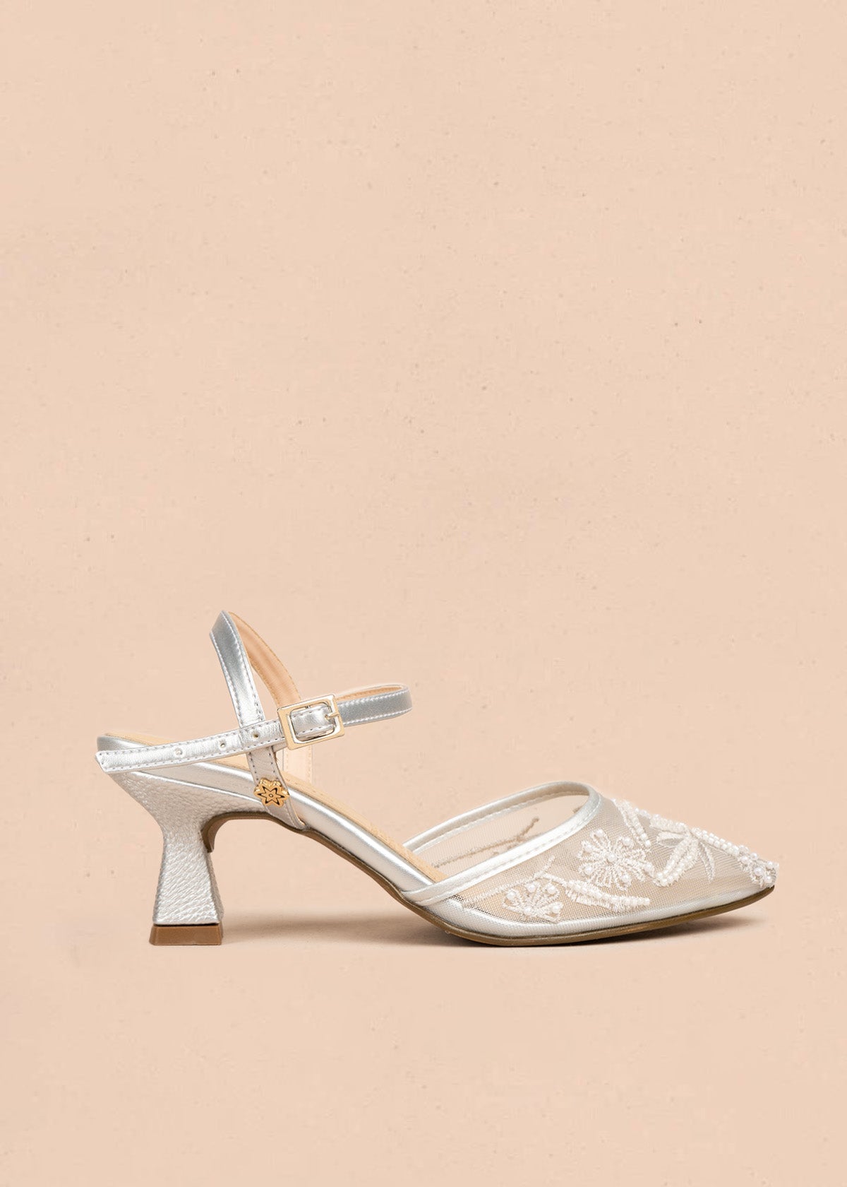 Tacones color plata con tela bordada y tacón bajo 106525