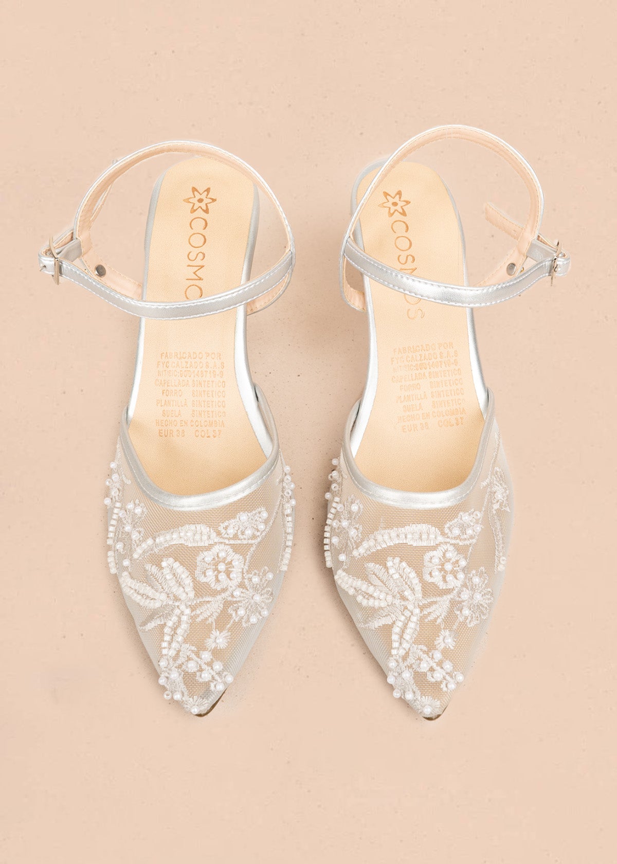 Tacones color plata con tela bordada y tacón bajo 106525