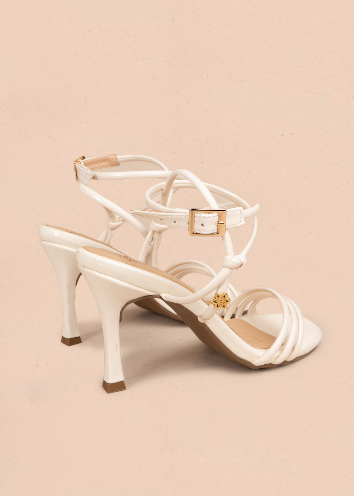 Tacones color blanco con tiras delgadas y amarre al tobillo 106527