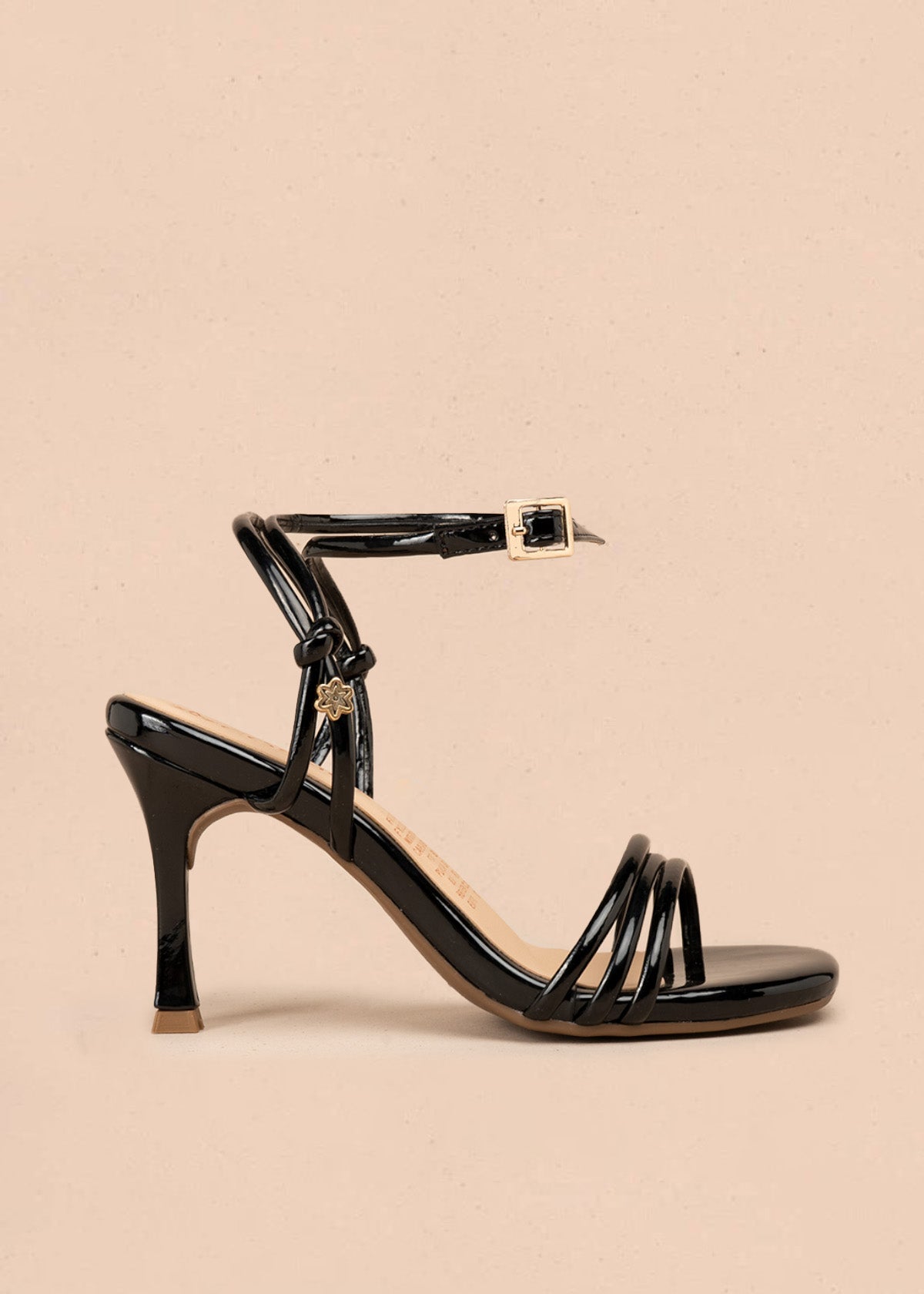 Tacones color negro con tiras delgadas y amarre al tobillo 106527