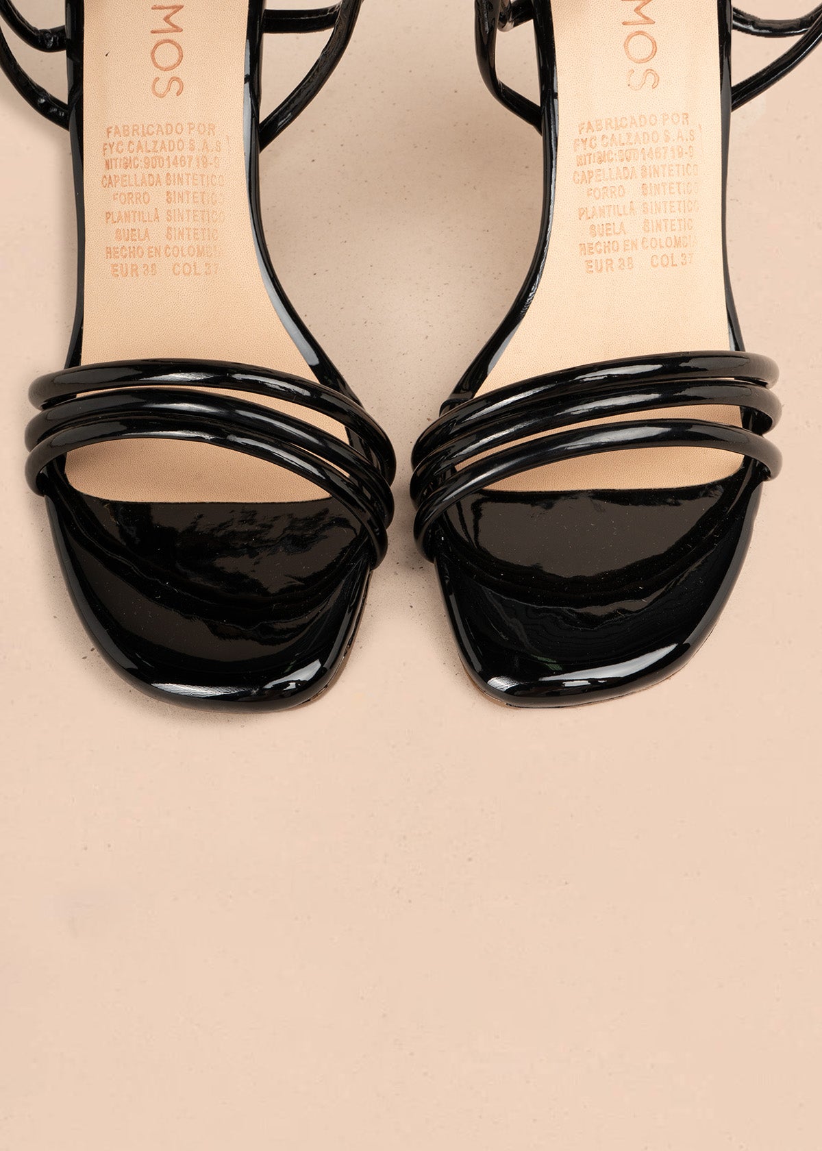 Tacones color negro con tiras delgadas y amarre al tobillo 106527