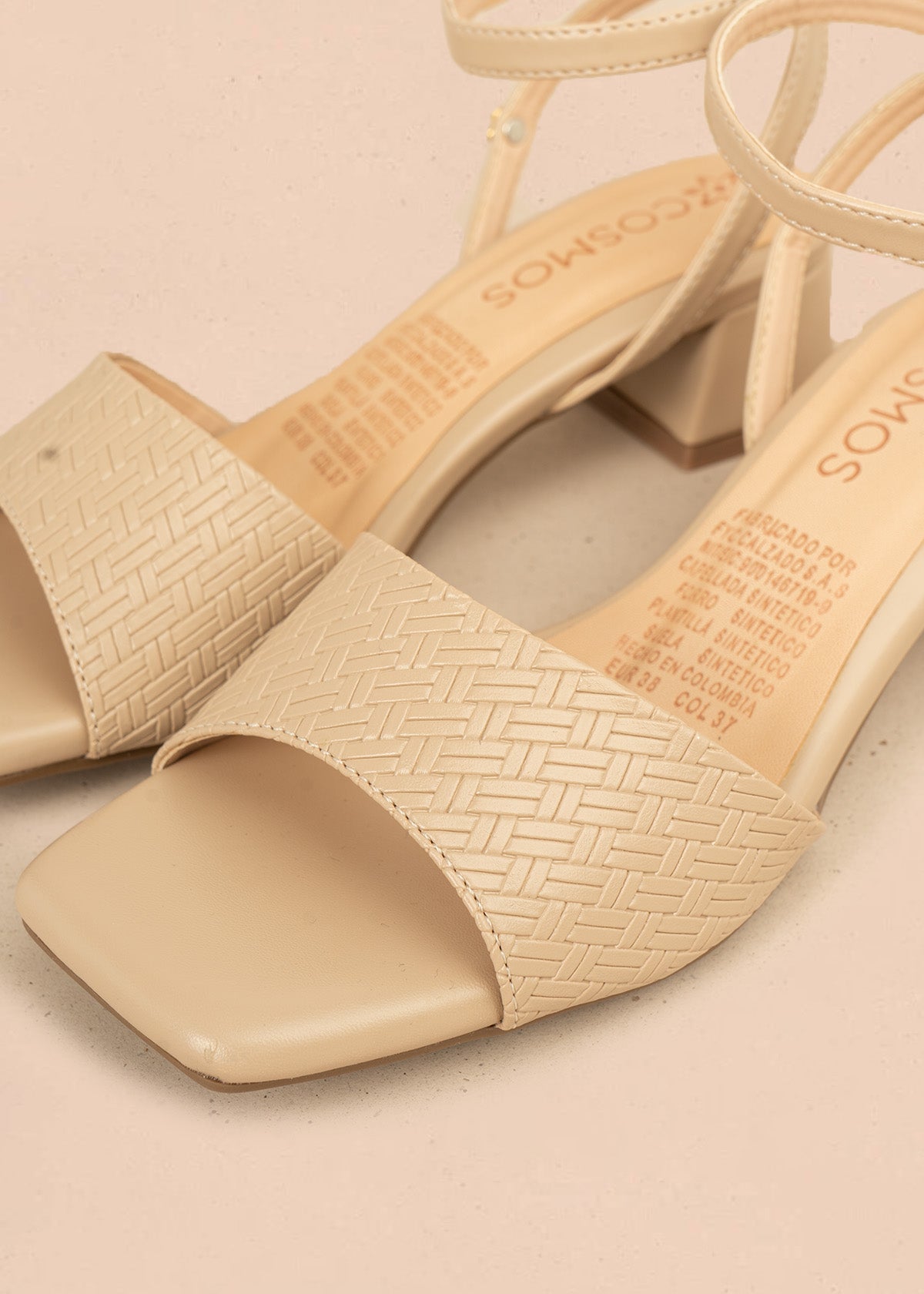 Sandalias color camel con textura trenzada 106529