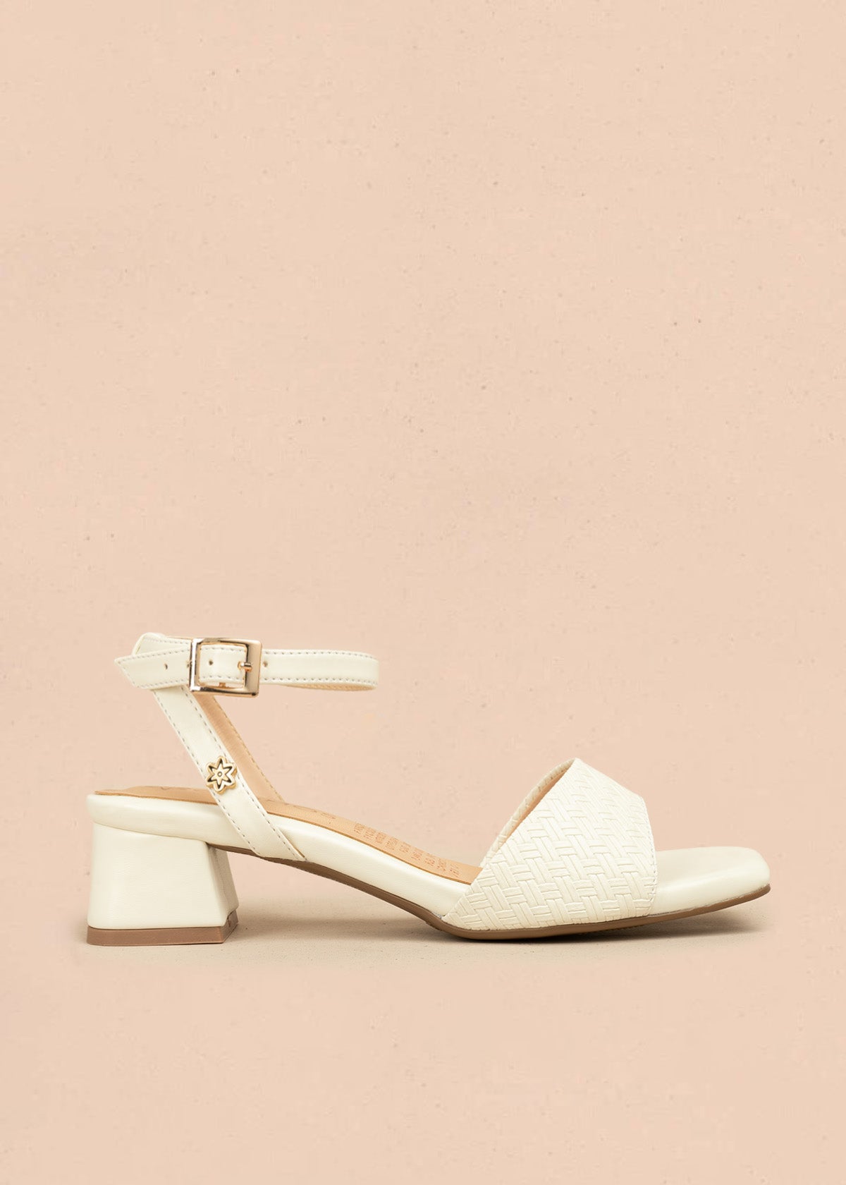 Sandalias color talco con textura trenzada 106529