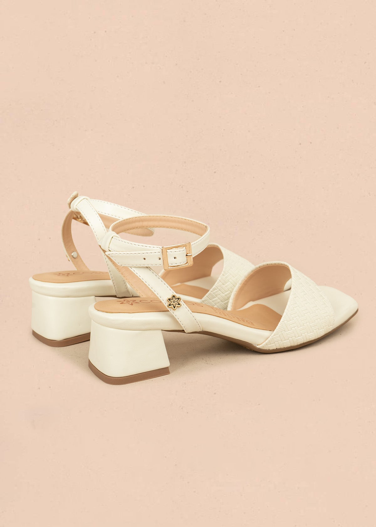 Sandalias color talco con textura trenzada 106529