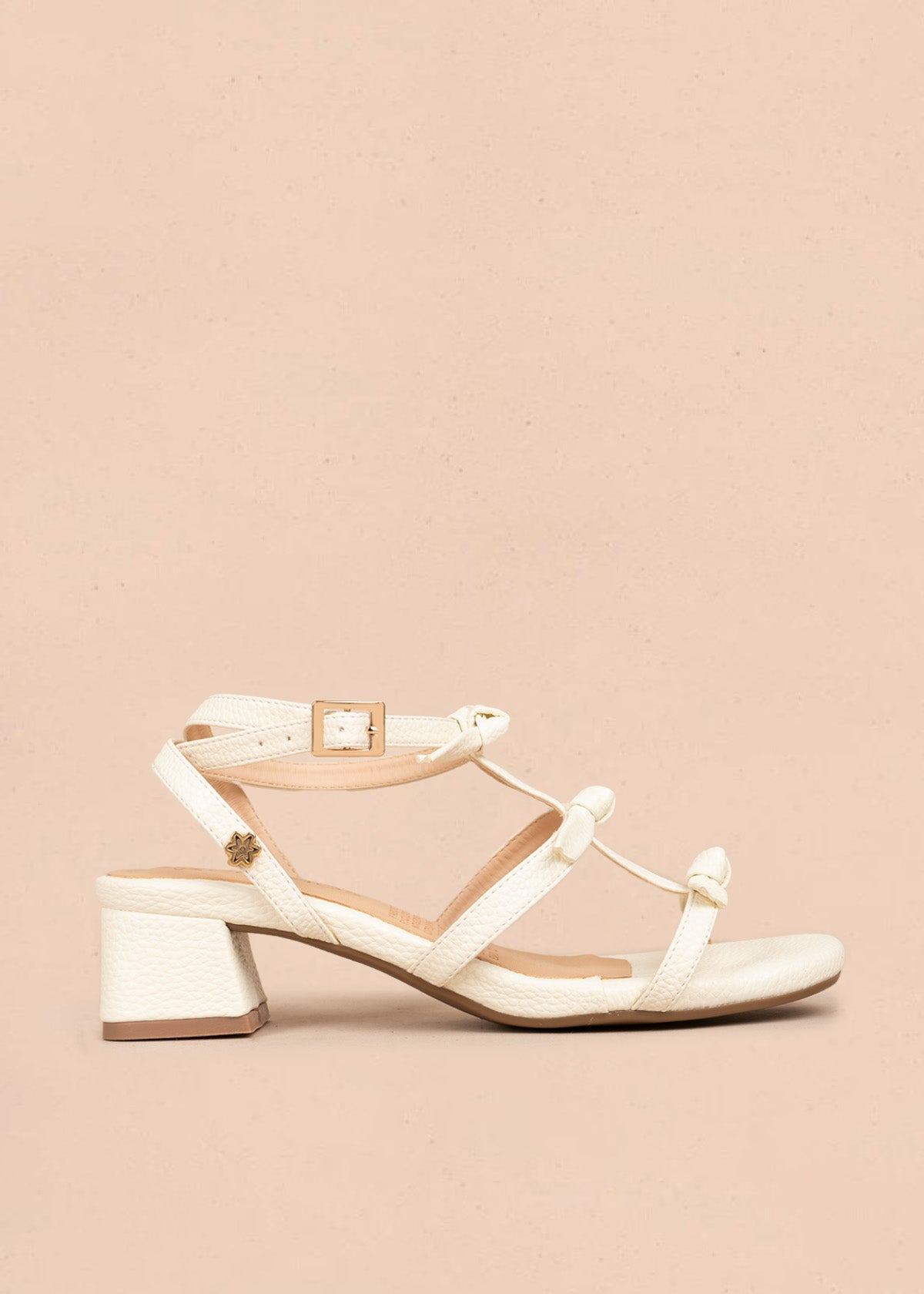 Sandalias color talco con tiras y nudos decorativos 106530