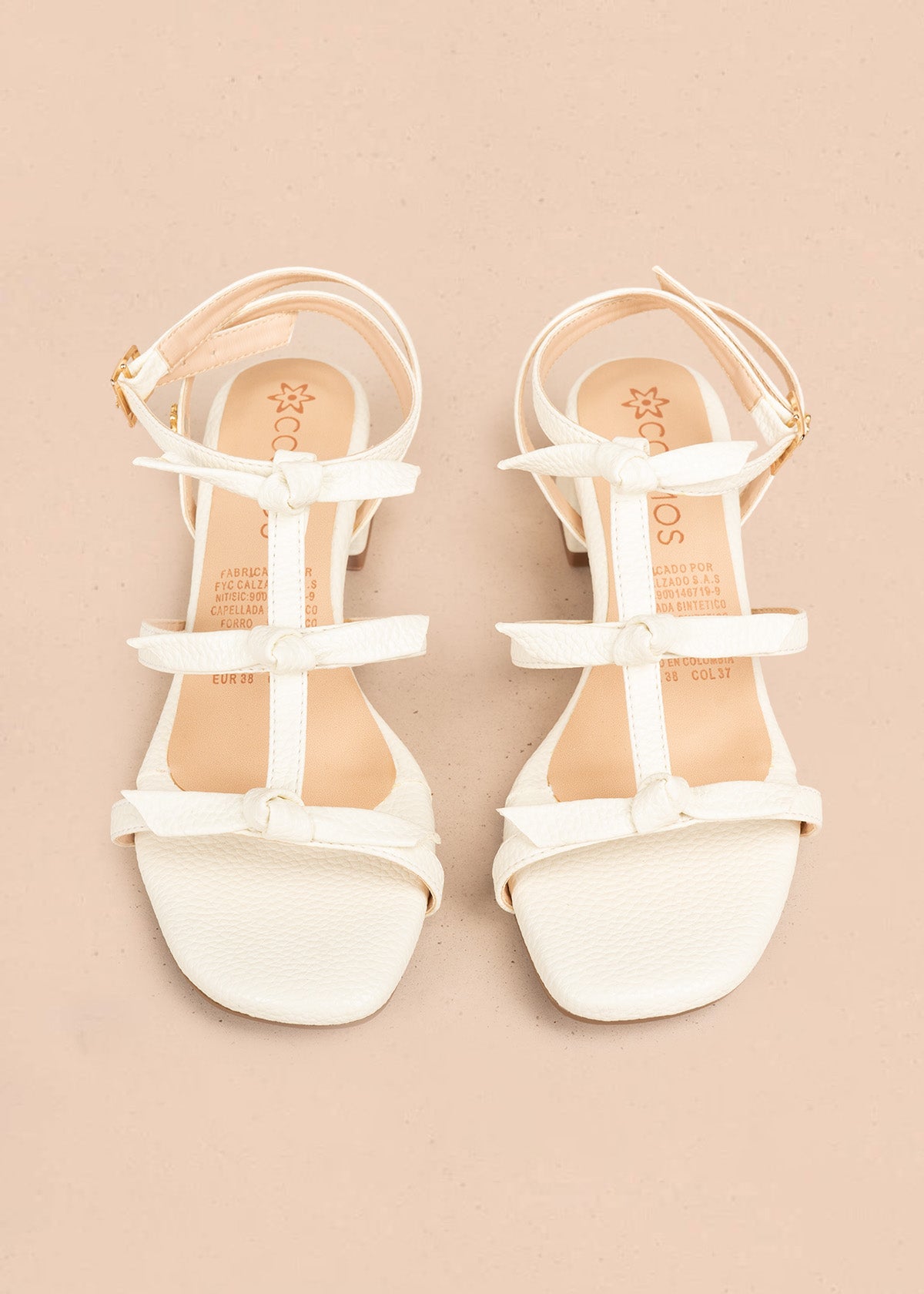 Sandalias color talco con tiras y nudos decorativos 106530