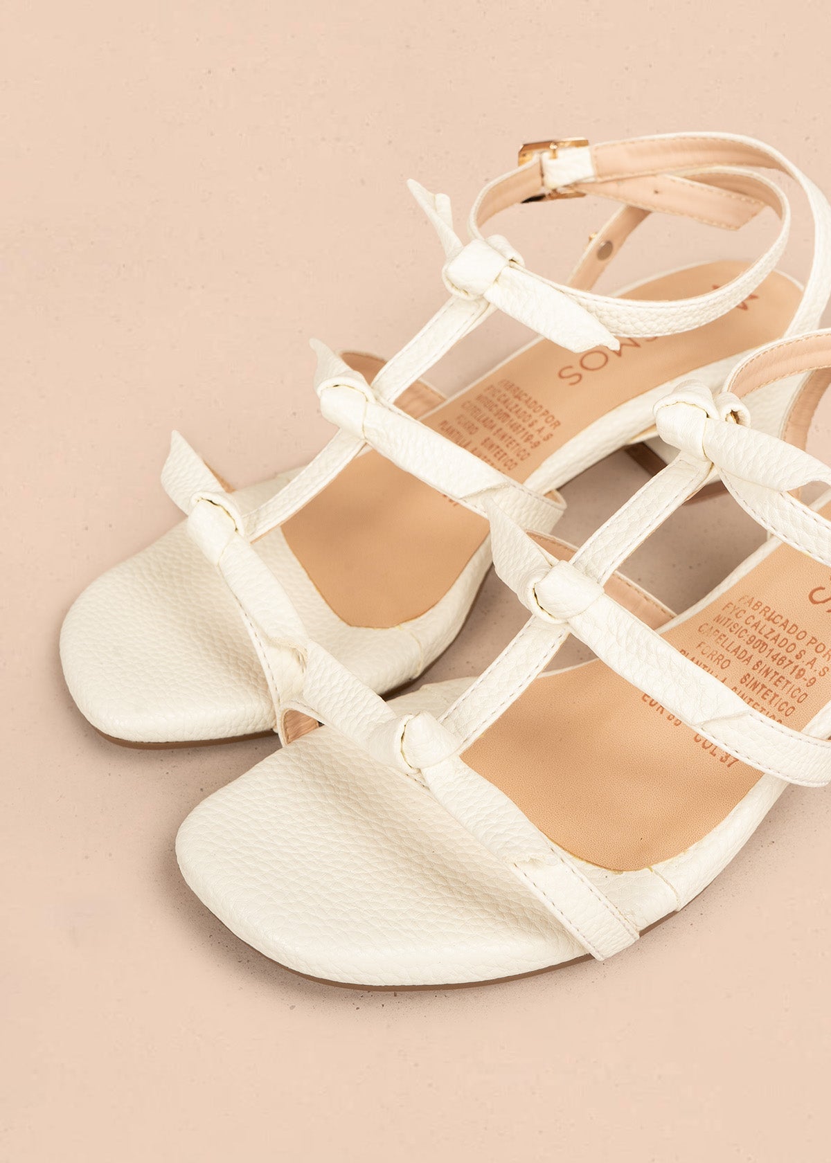 Sandalias color talco con tiras y nudos decorativos 106530