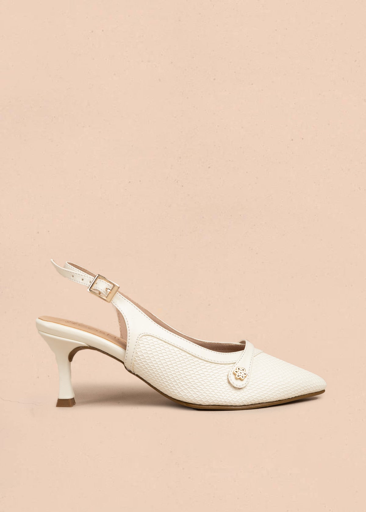 Tacones trabilla color talco con tira y tacón medio 106531