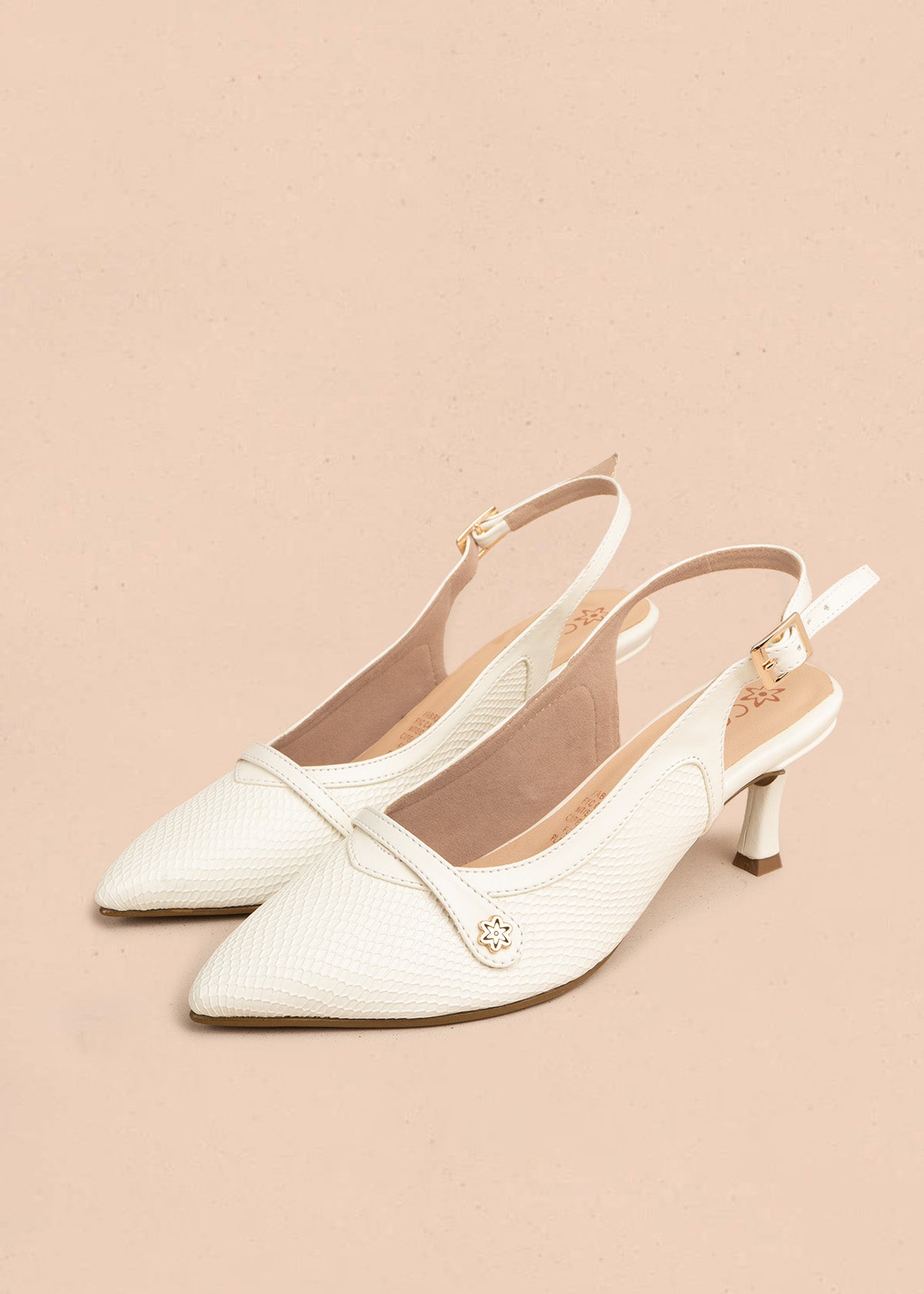Tacones trabilla color talco con tira y tacón medio 106531