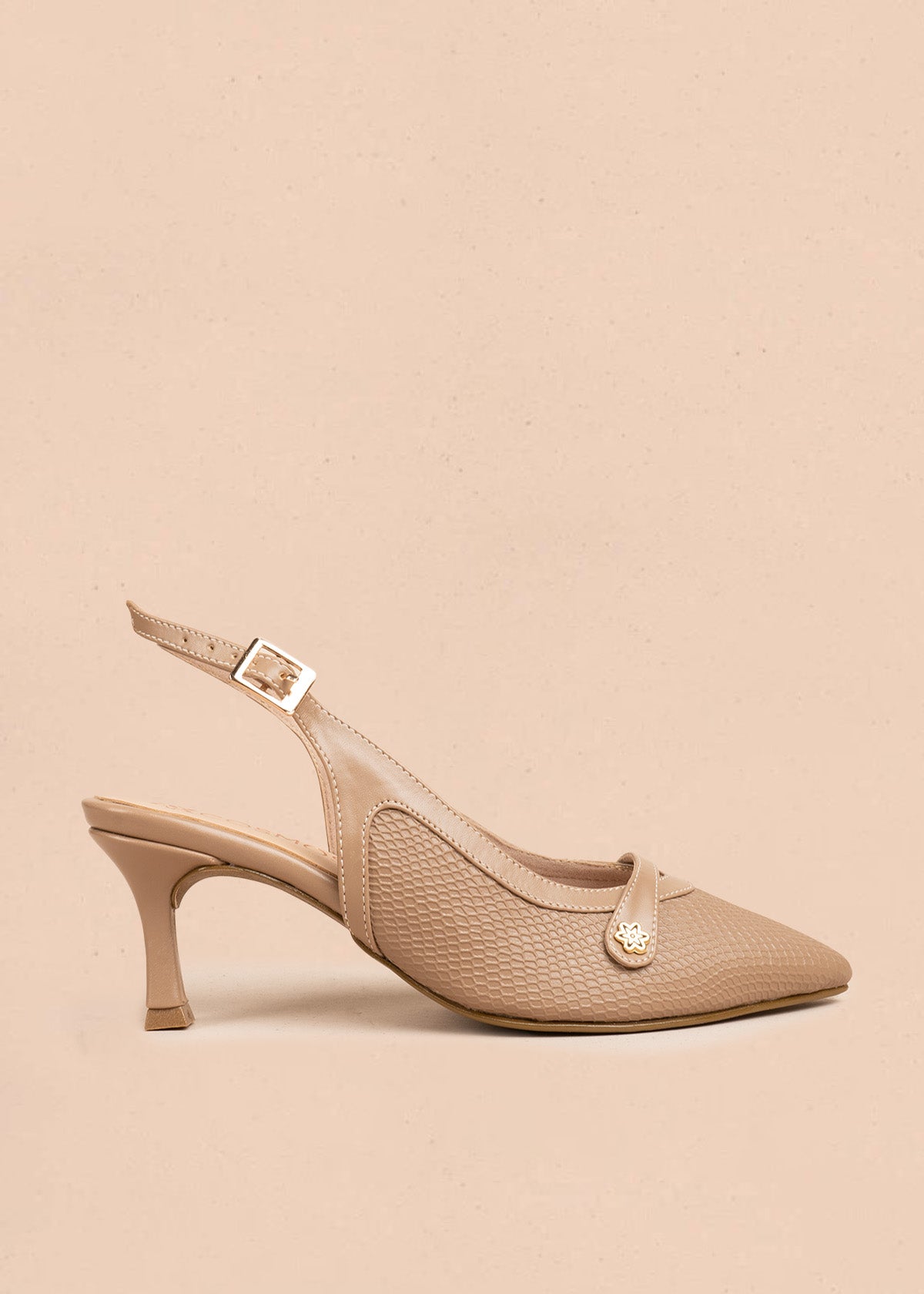 Tacones trabilla color taupe con tira y tacón medio 106531