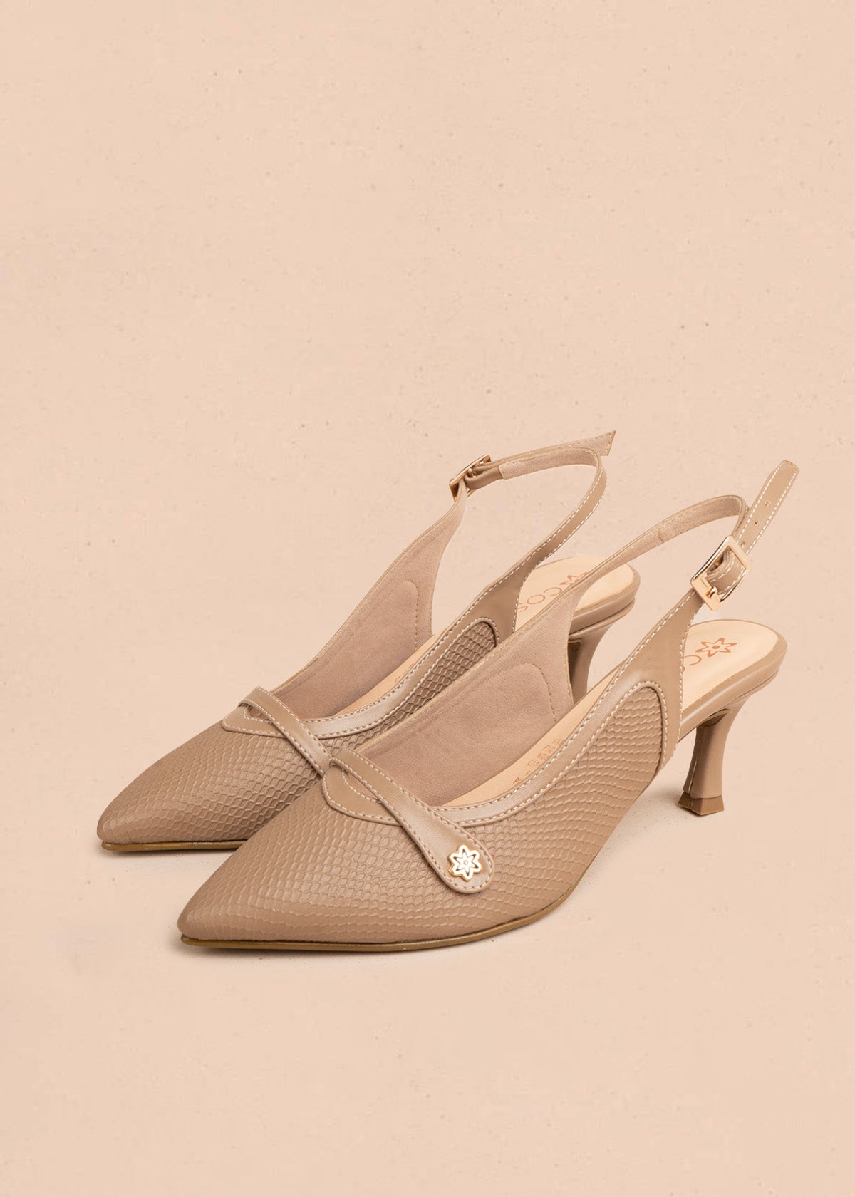 Tacones trabilla color taupe con tira y tacón medio 106531