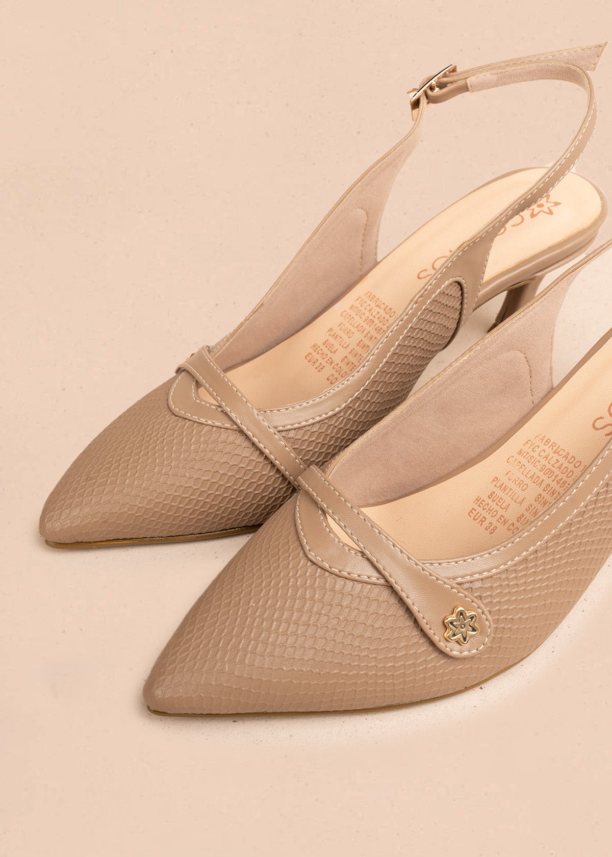 Tacones trabilla color taupe con tira y tacón medio 106531