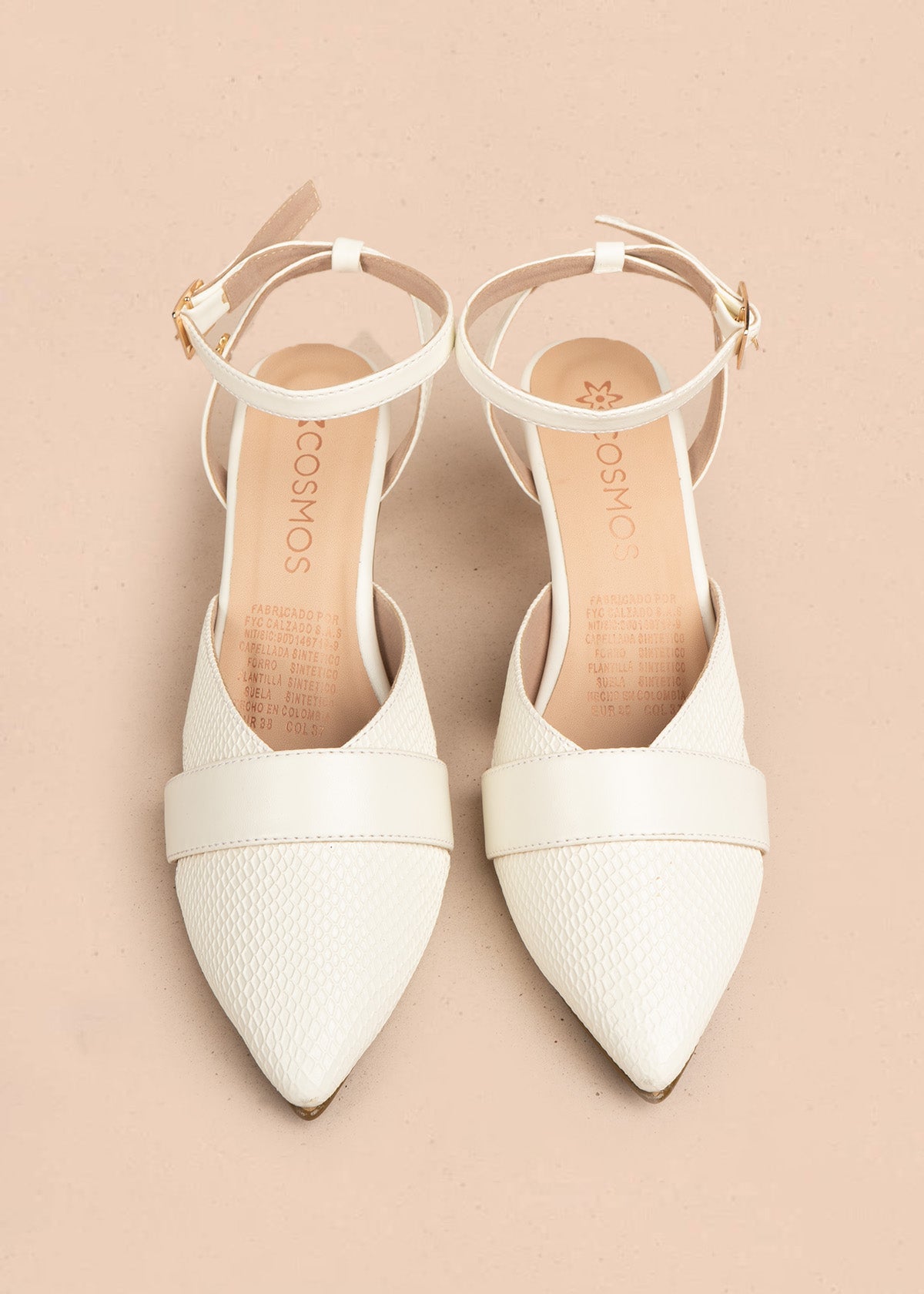 Tacones trabilla color talco con textura croco 106532