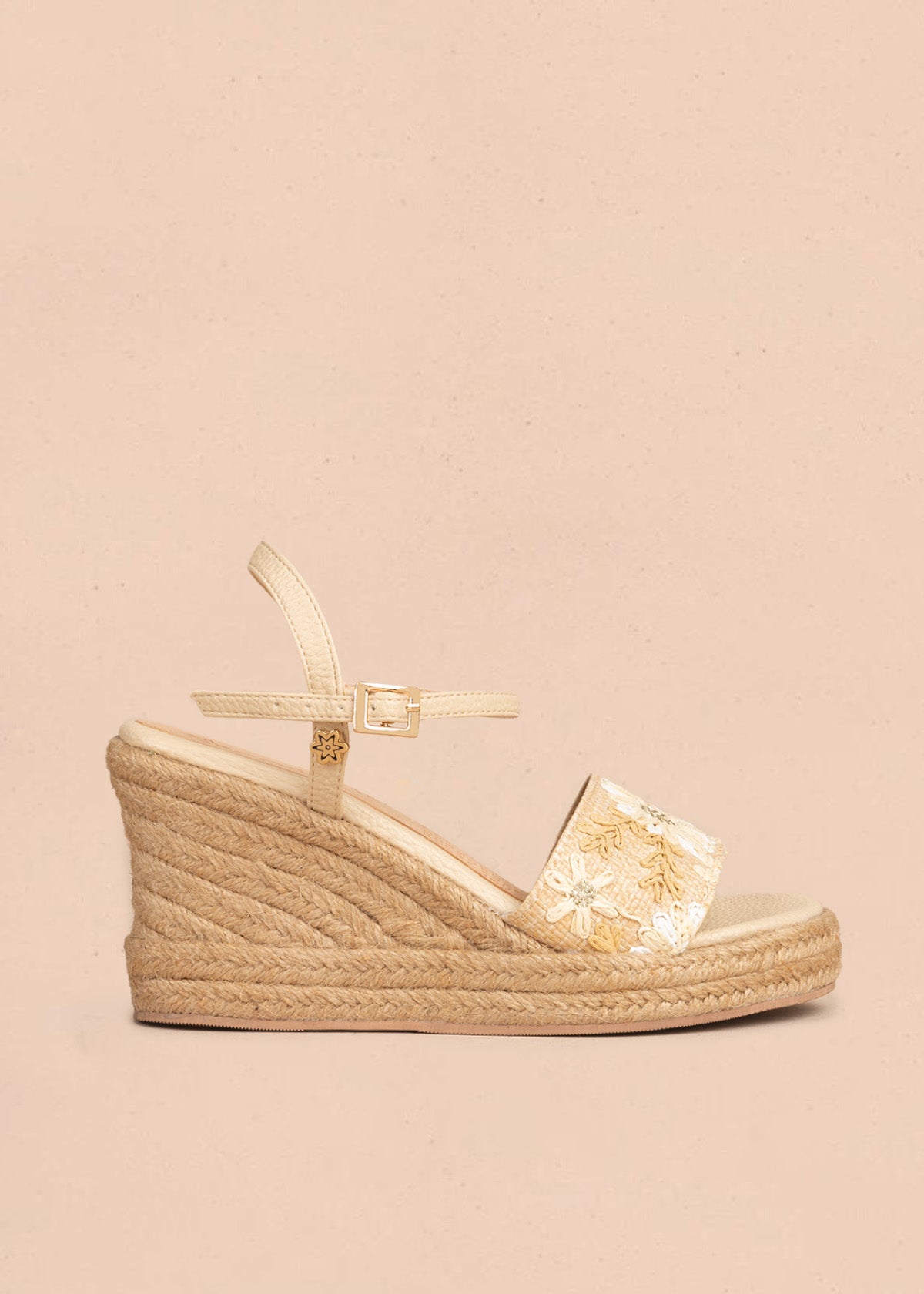 Sandalias con plataforma color beige con banda bordada floral 106535