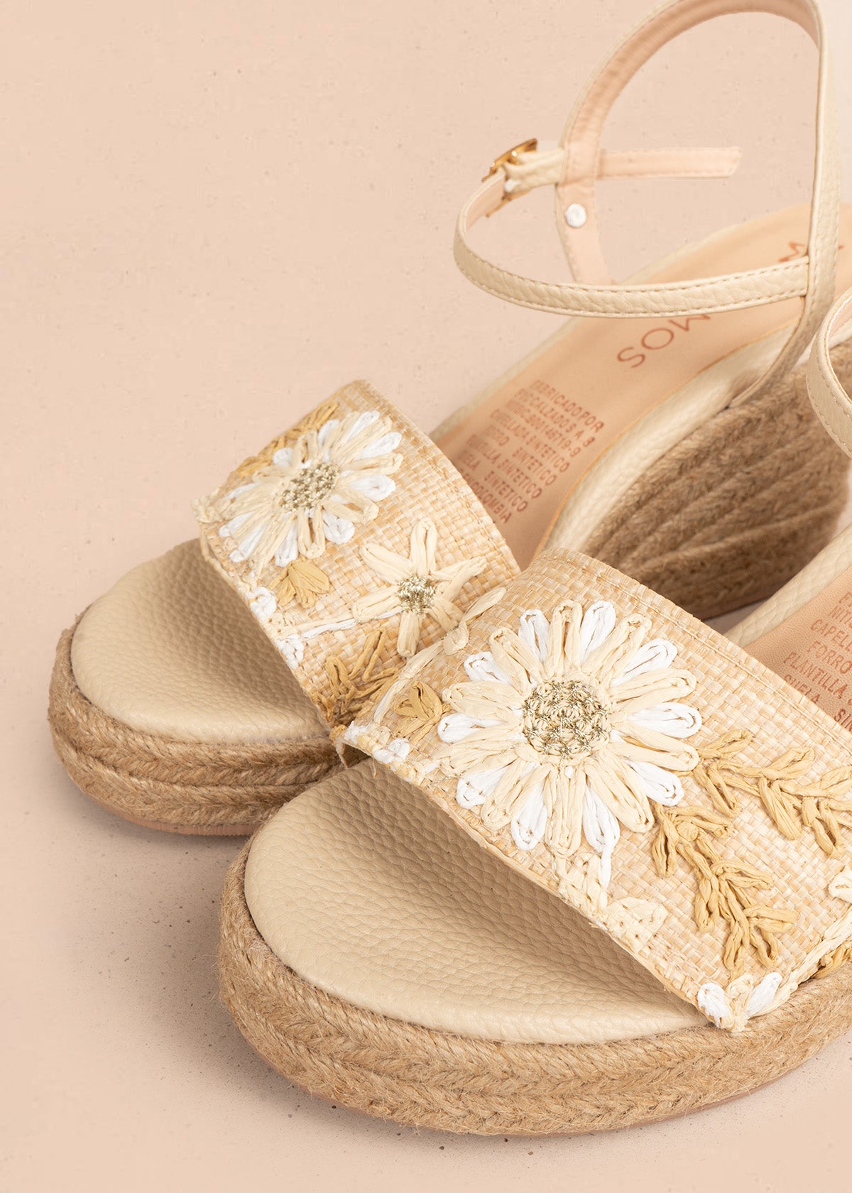 Sandalias con plataforma color beige con banda bordada floral 106535