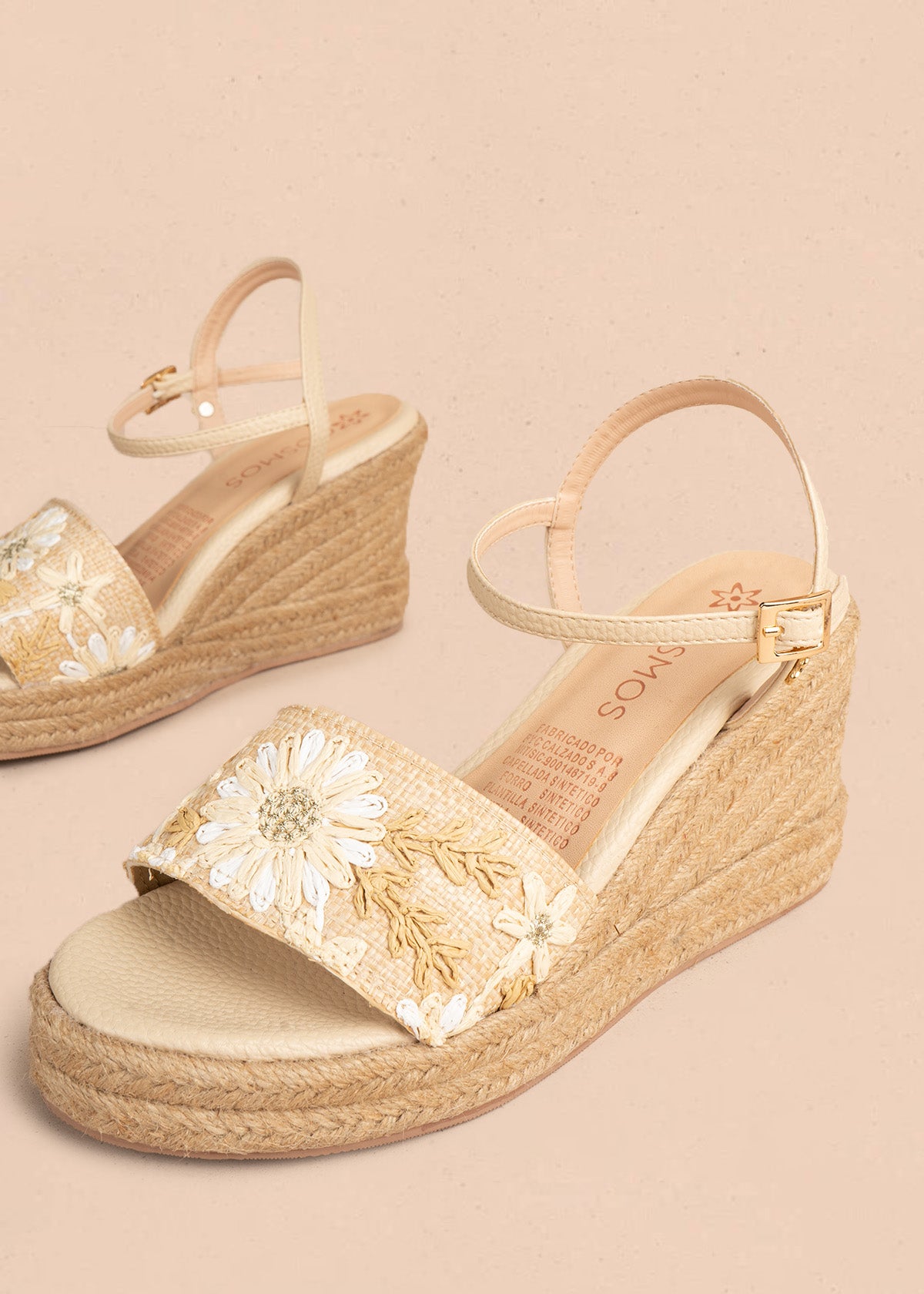 Sandalias con plataforma color beige con banda bordada floral 106535