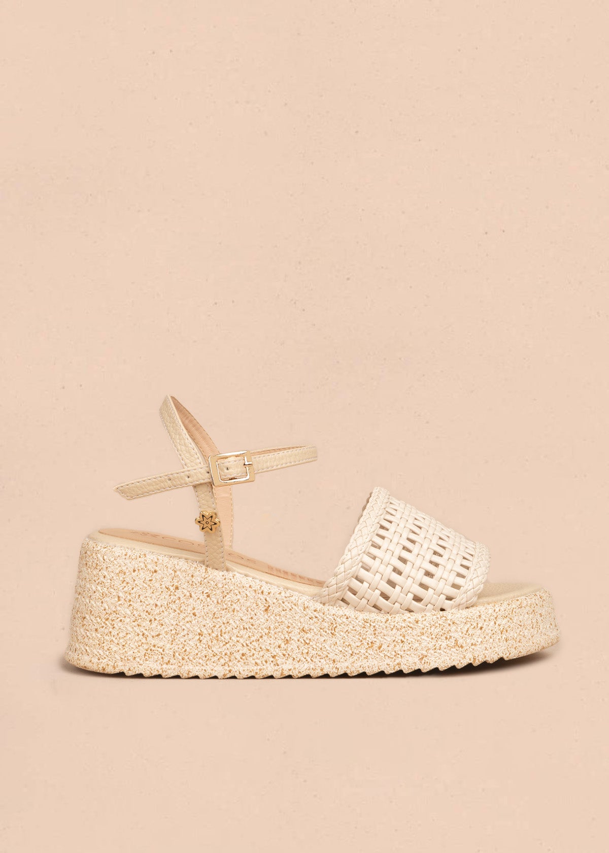 Sandalias en plataforma color beige con banda tejida calada 106536