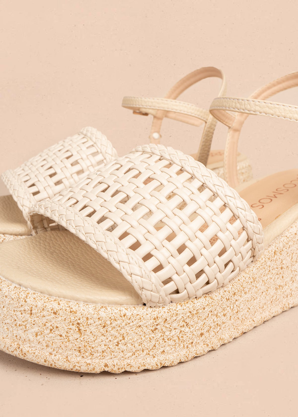 Sandalias en plataforma color beige con banda tejida calada 106536